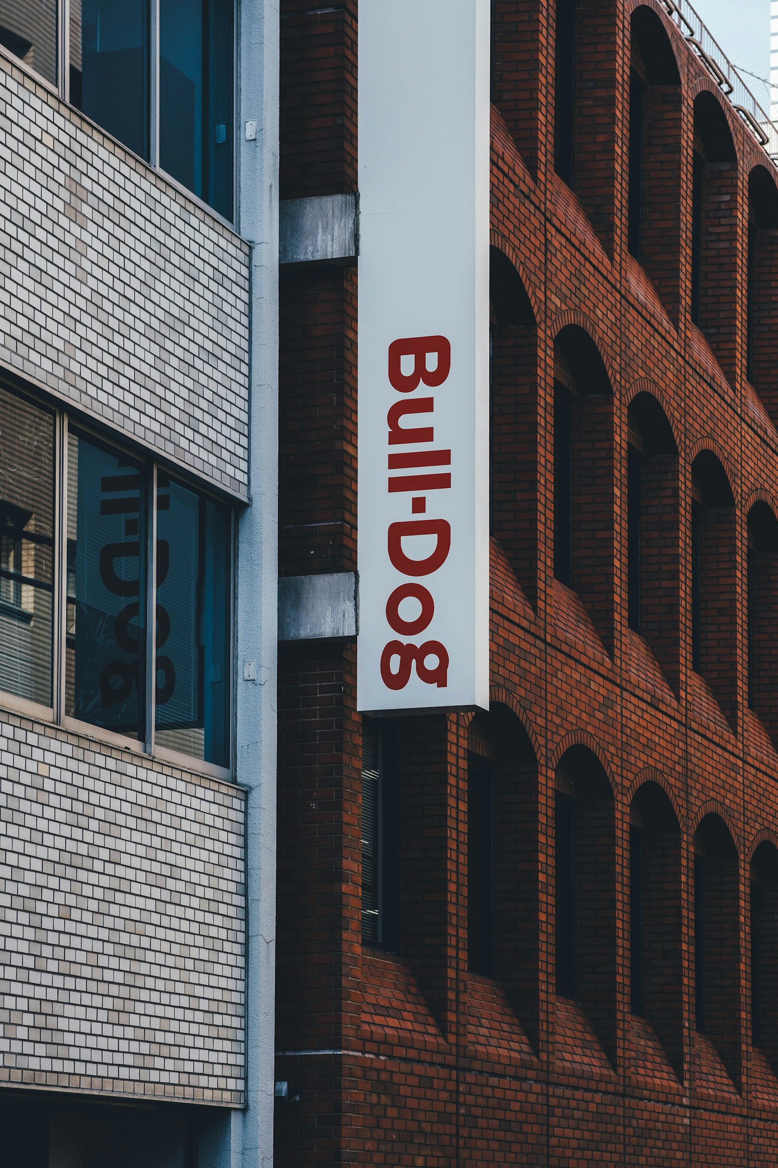 Insegna che legge Bull:Dog su un edificio in mattoni rossi