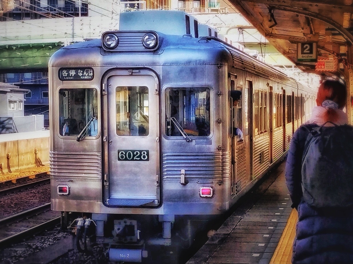 南海電鉄の朝のホームで停車する電車