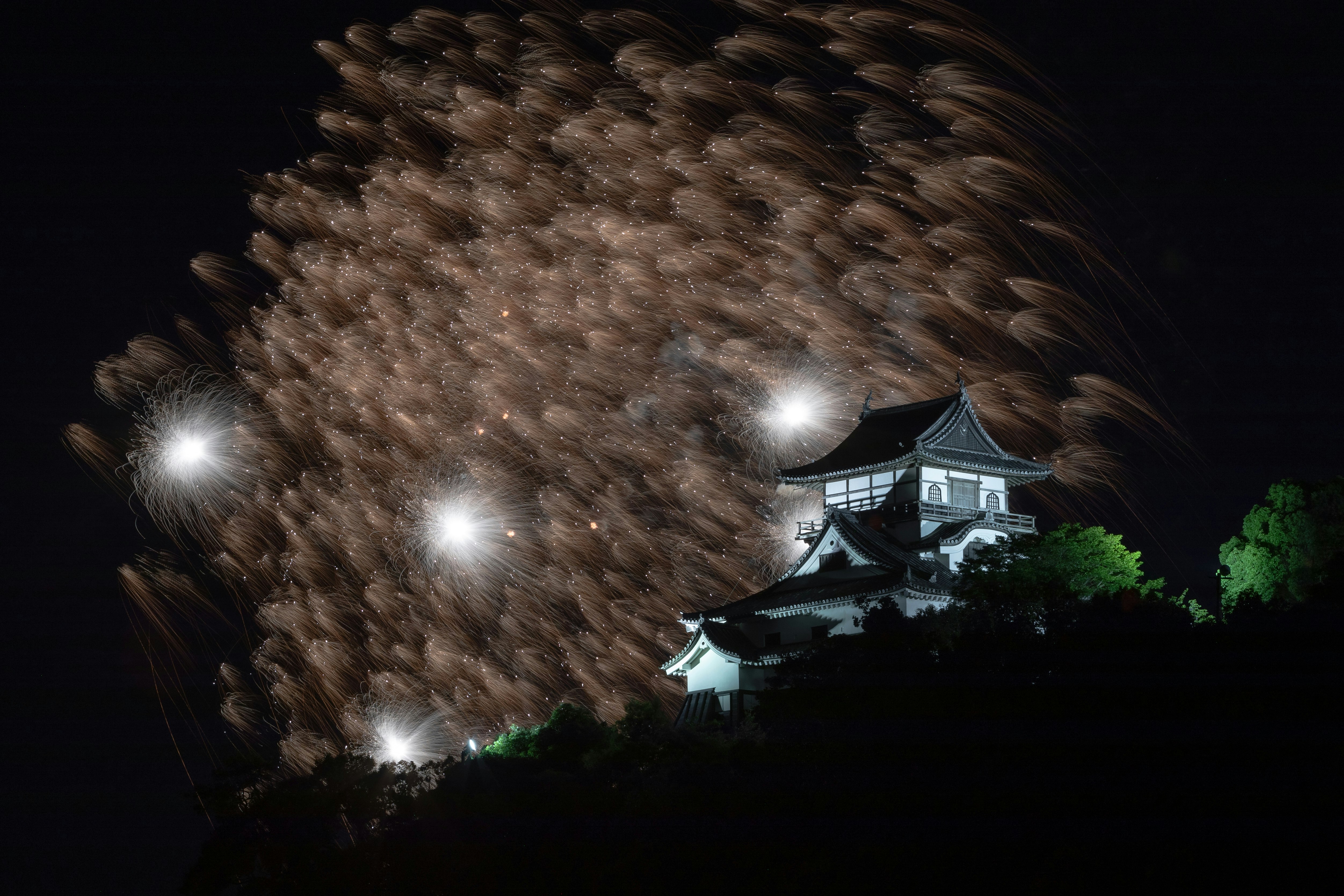 夜空煙花映照傳統日式建築