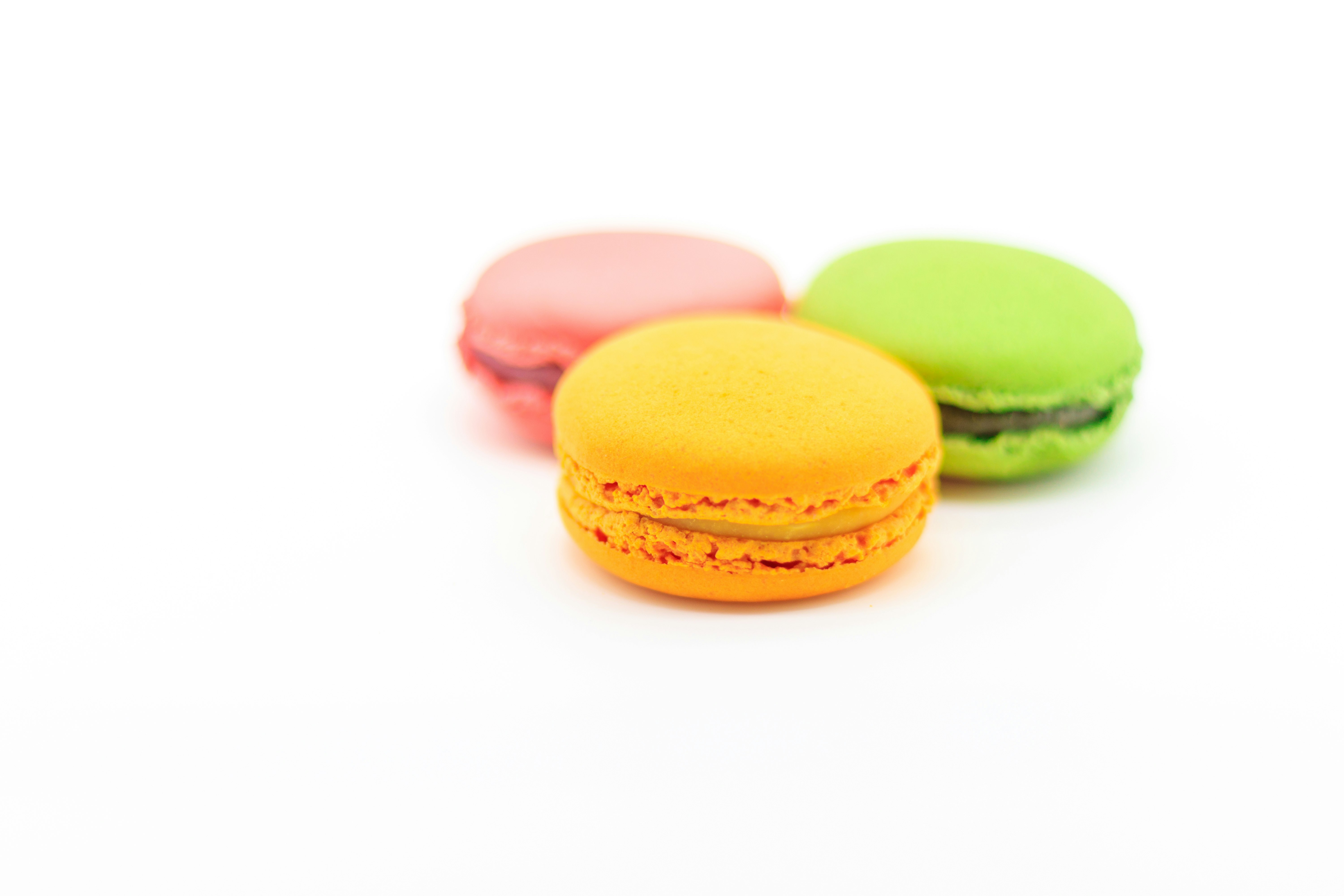 macarons colorés sur fond blanc