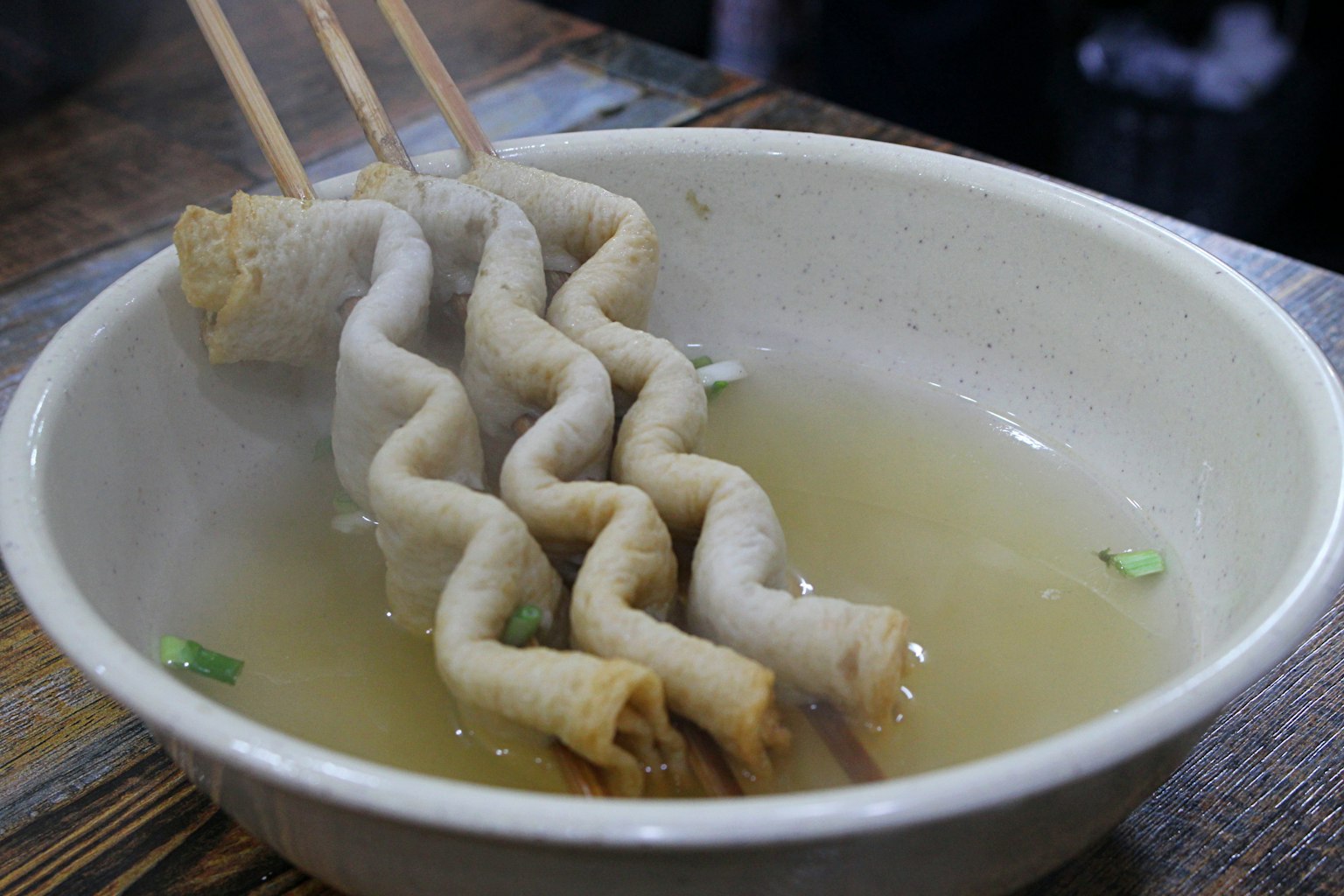 波浪形餃子用筷子從湯碗中撈起