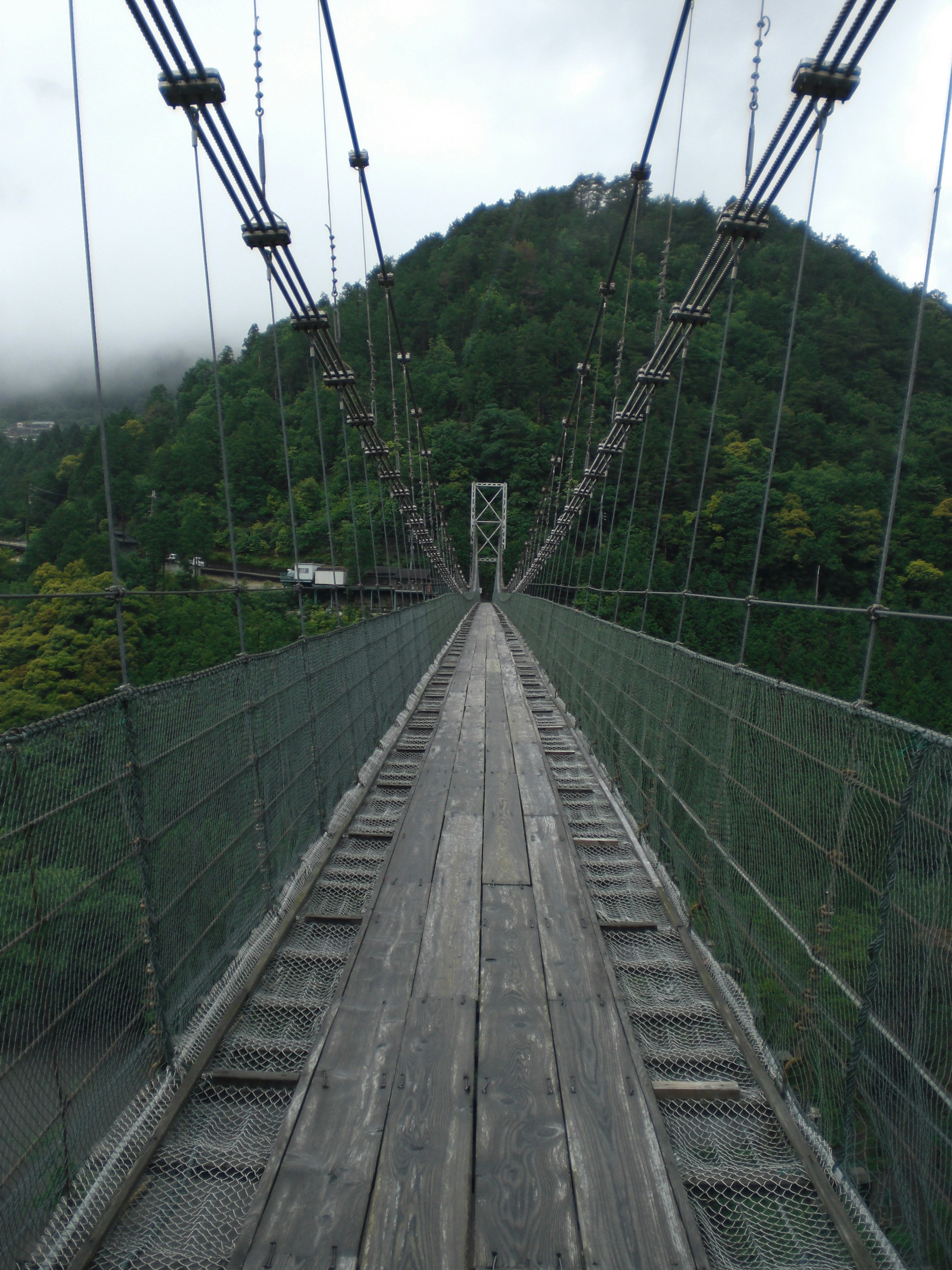 larga pasarela de un puente colgante en las montañas