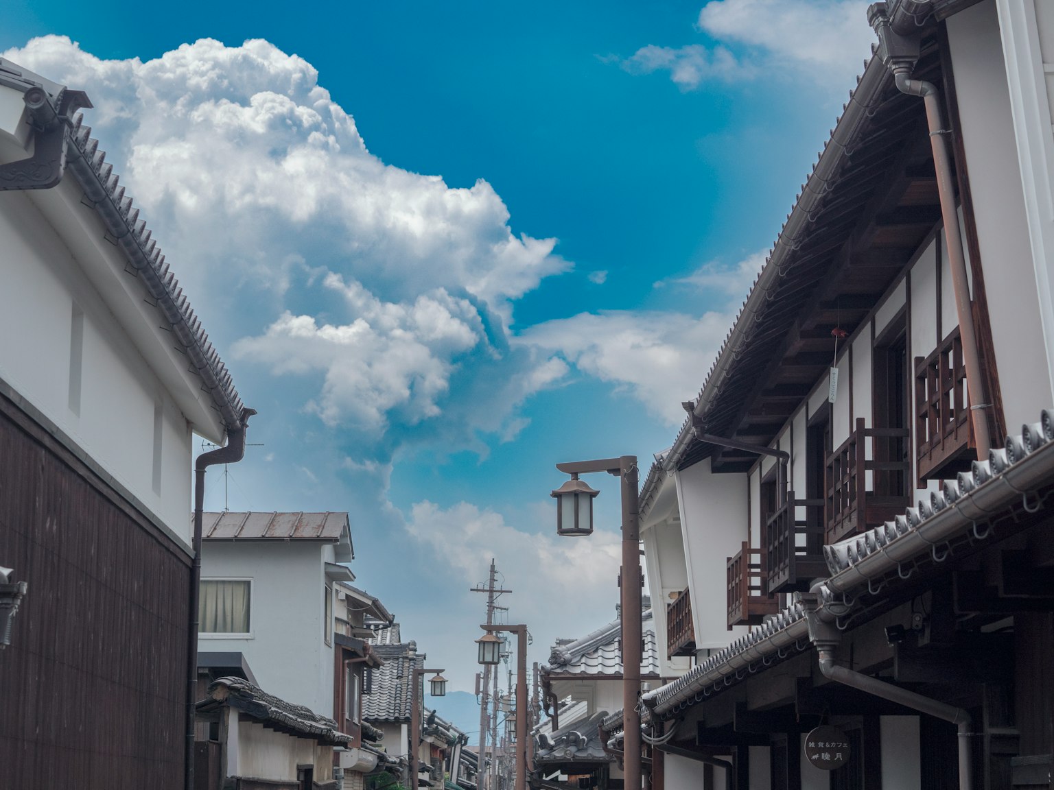 蓝天之下的传统日本街道场景