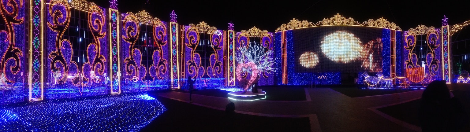 Decorazioni illuminate vibranti in un luogo di eventi