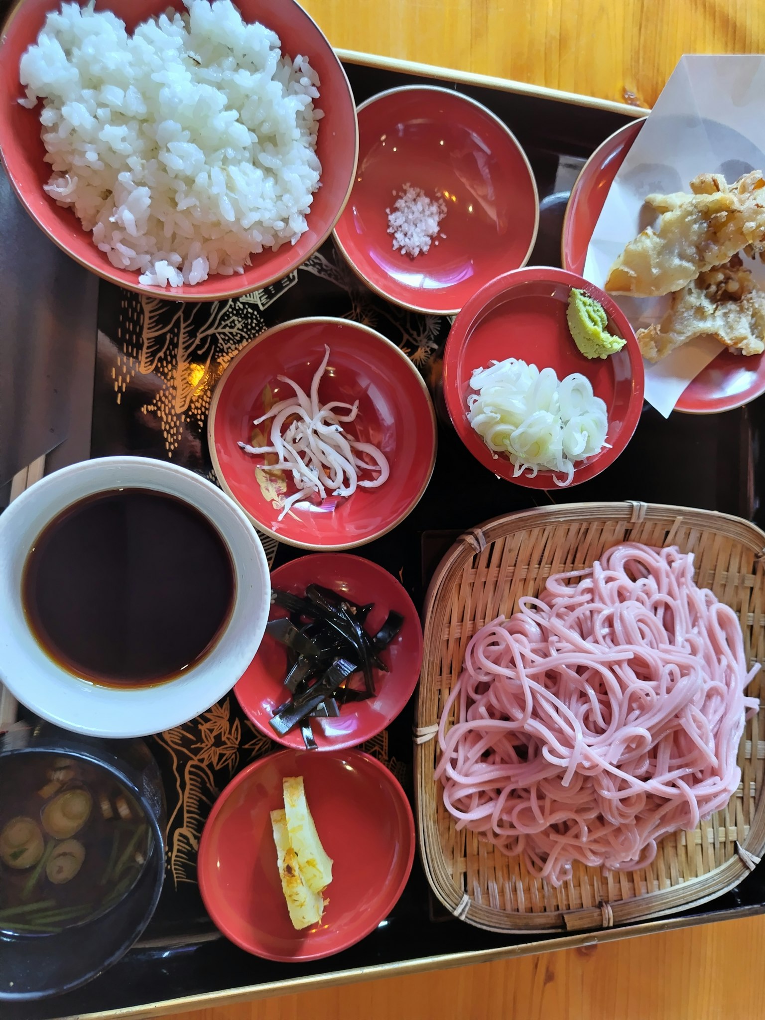 Ein schön angerichtetes Set aus Soba-Nudeln und Reis mit Dip-Sauce und Beilagen
