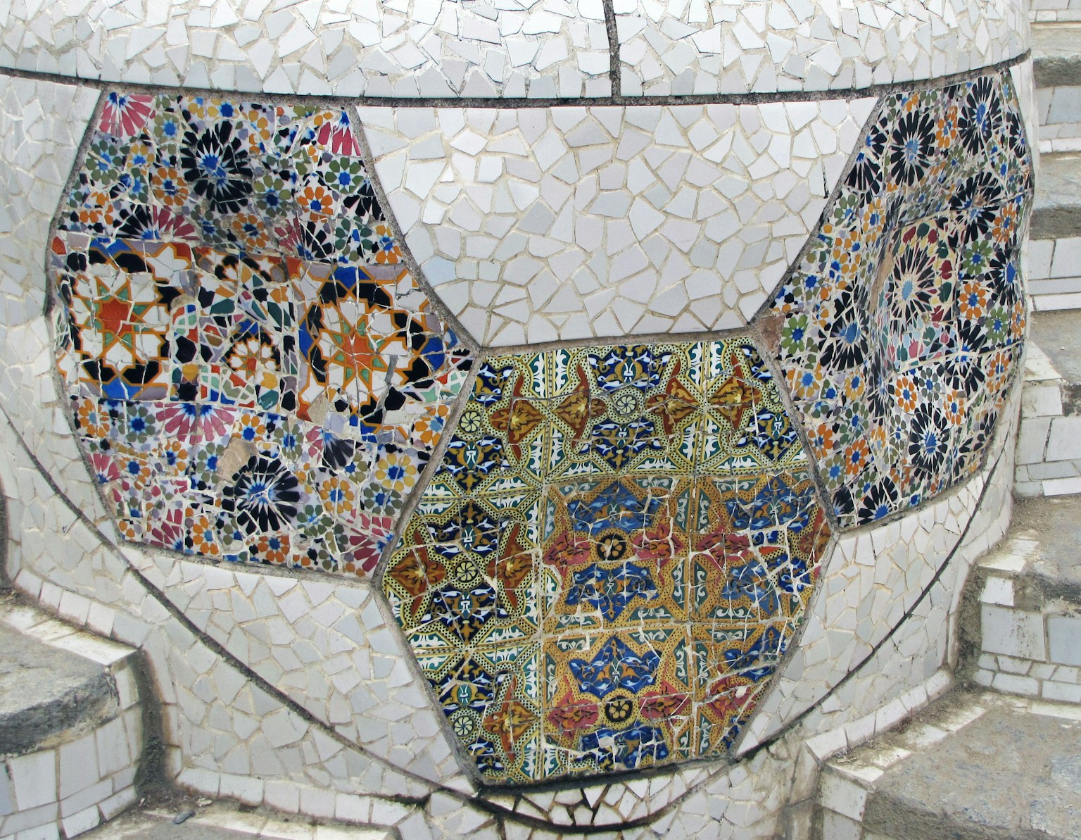 Tác phẩm nghệ thuật gạch mosaic đầy màu sắc trên một phần tường