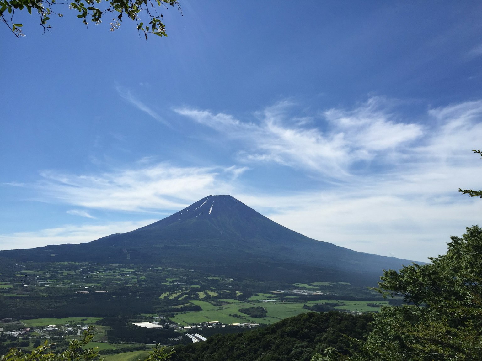 藍天之下富士山的美麗景色