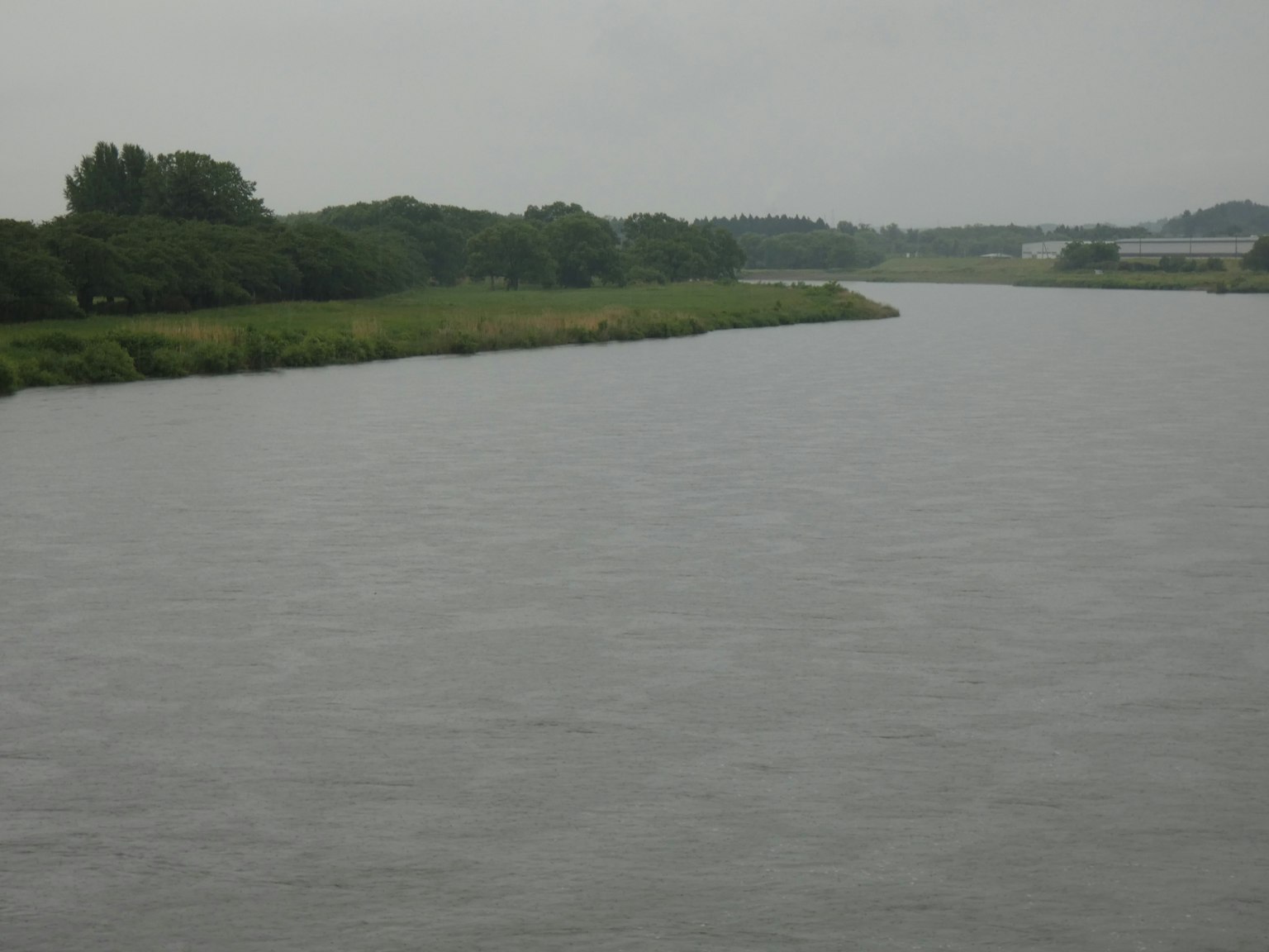 Río tranquilo bajo un cielo nublado con vegetación circundante