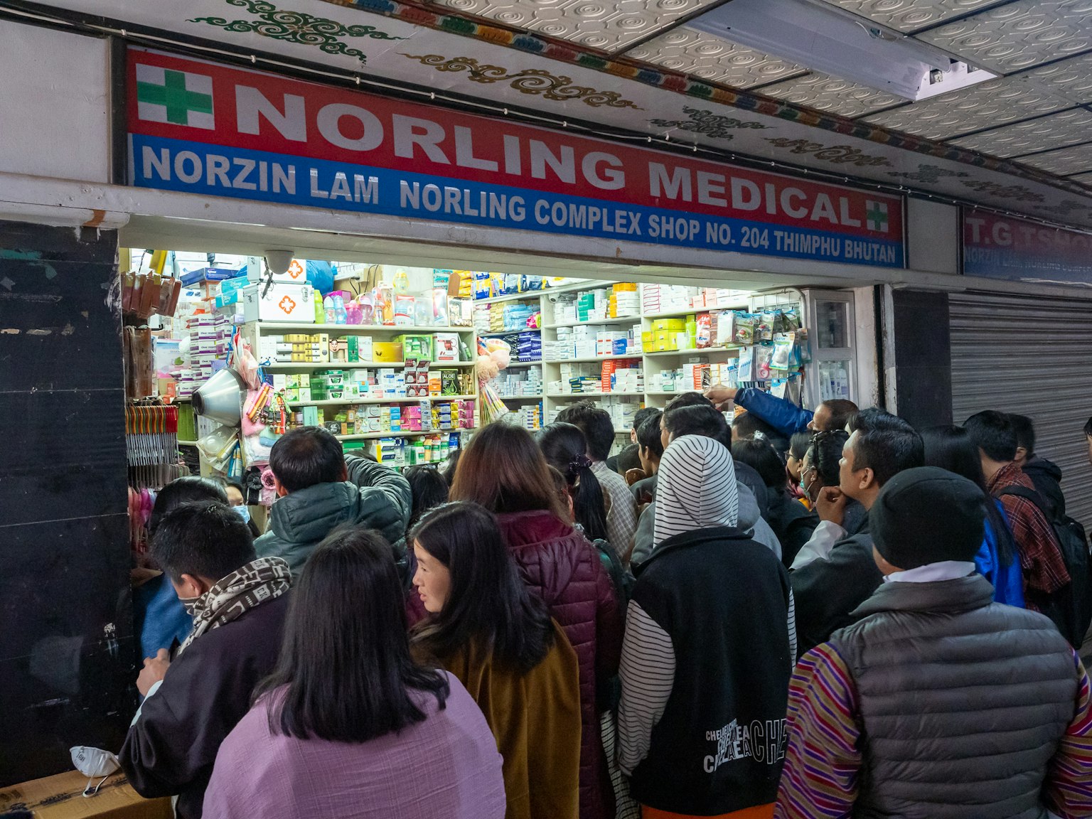 Menschenmenge vor dem Norling Medical Geschäft mit verschiedenen Produkten