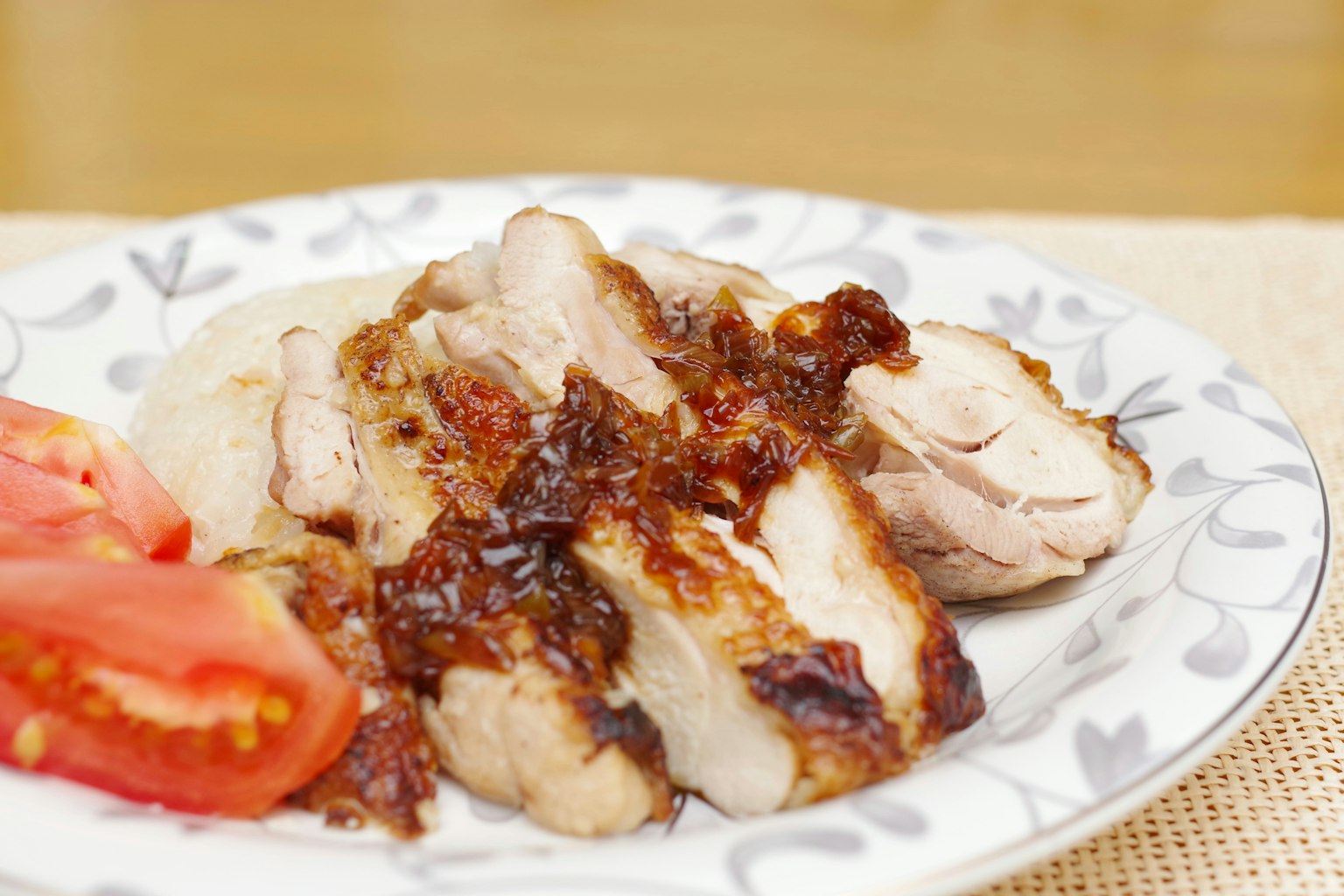 Pollo alla griglia con fette di pomodoro