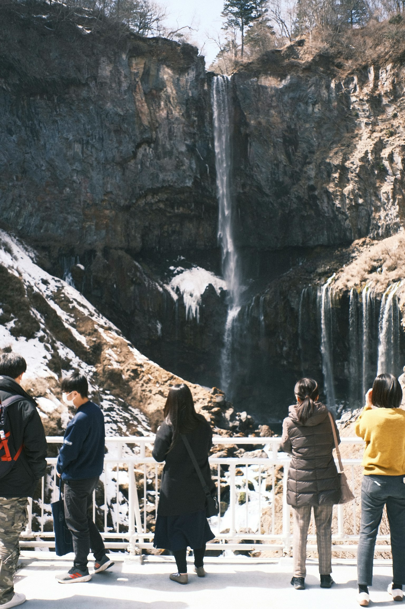 Gruppe von Touristen vor einem Wasserfall
