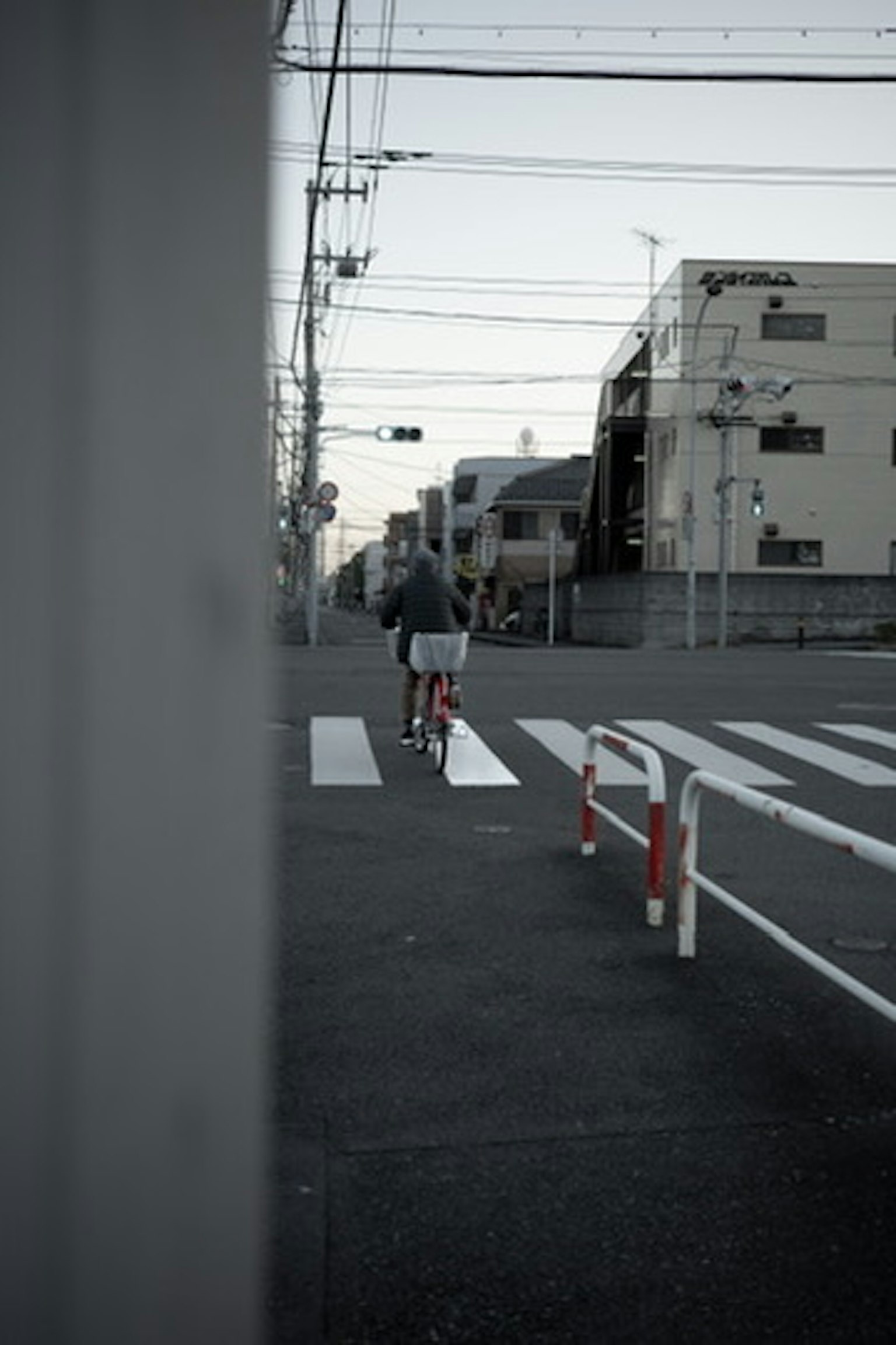 Una persona montando en bicicleta cruza un paso de peatones