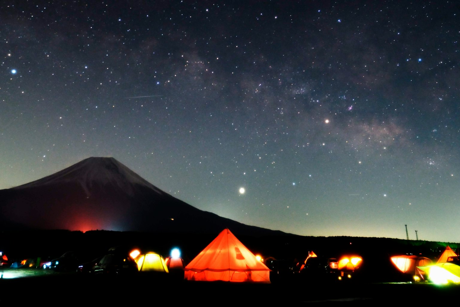 Tempat berkemah di bawah langit berbintang dengan Gunung Fuji di latar belakang