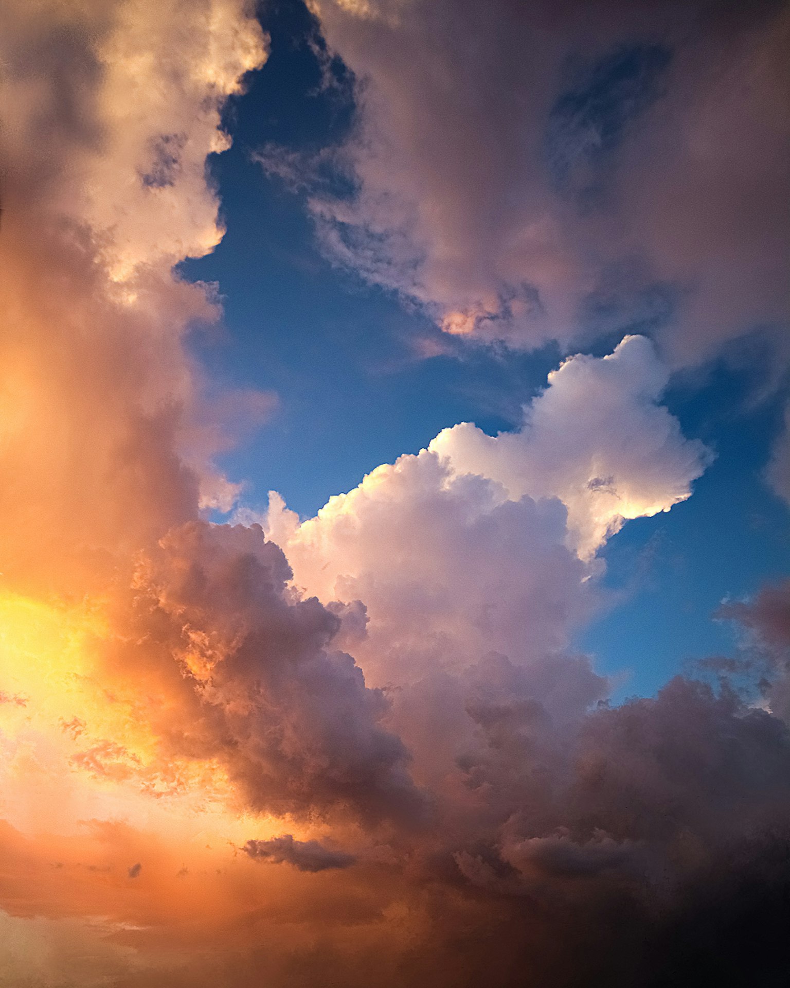 Awan berwarna-warni di langit senja