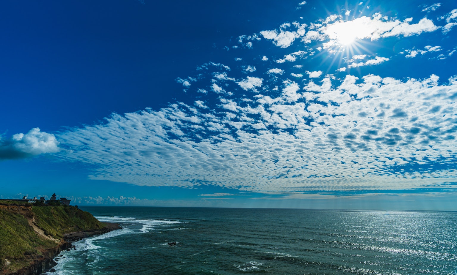 Pemandangan laut dengan langit biru dan awan putih