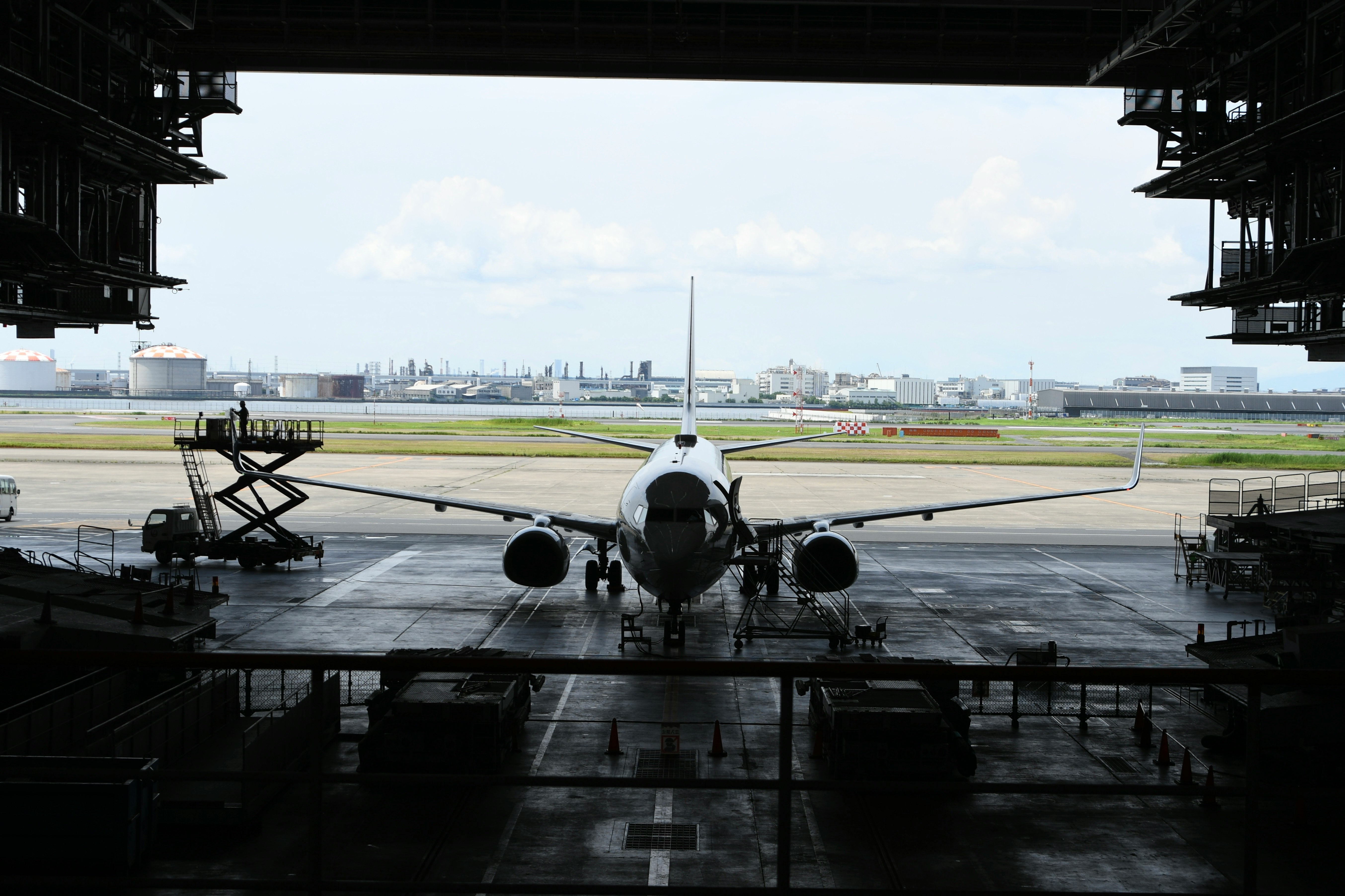 機庫內朝跑道方向的飛機機頭視角