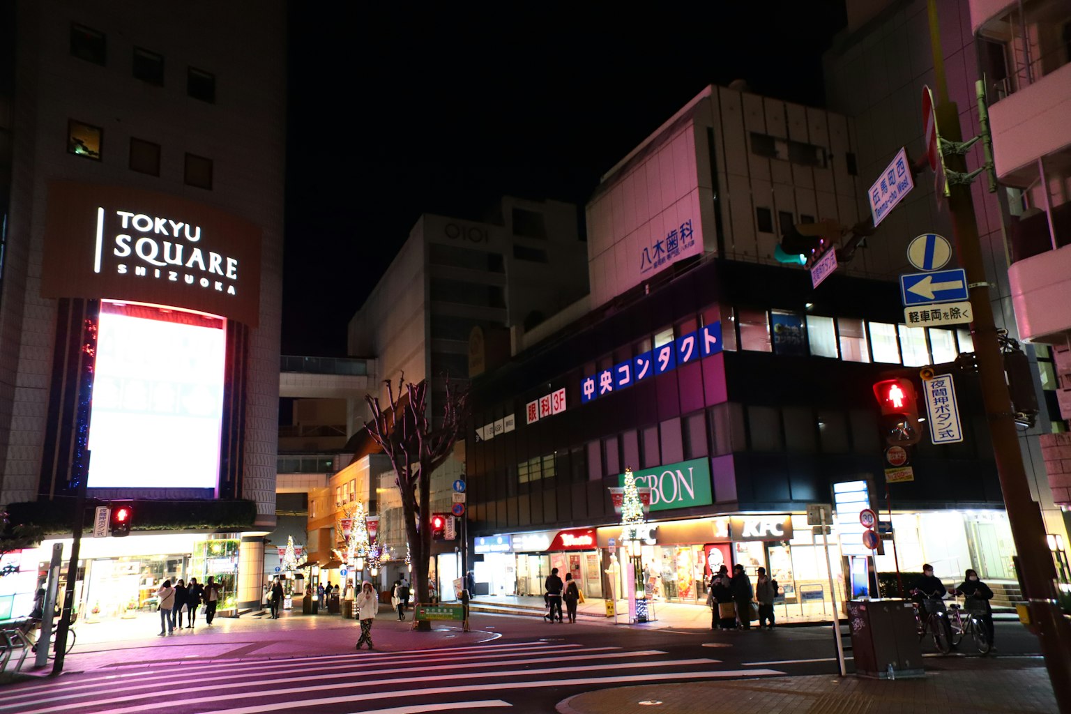 Night city scene featuring Tokyu Square sign at an intersection