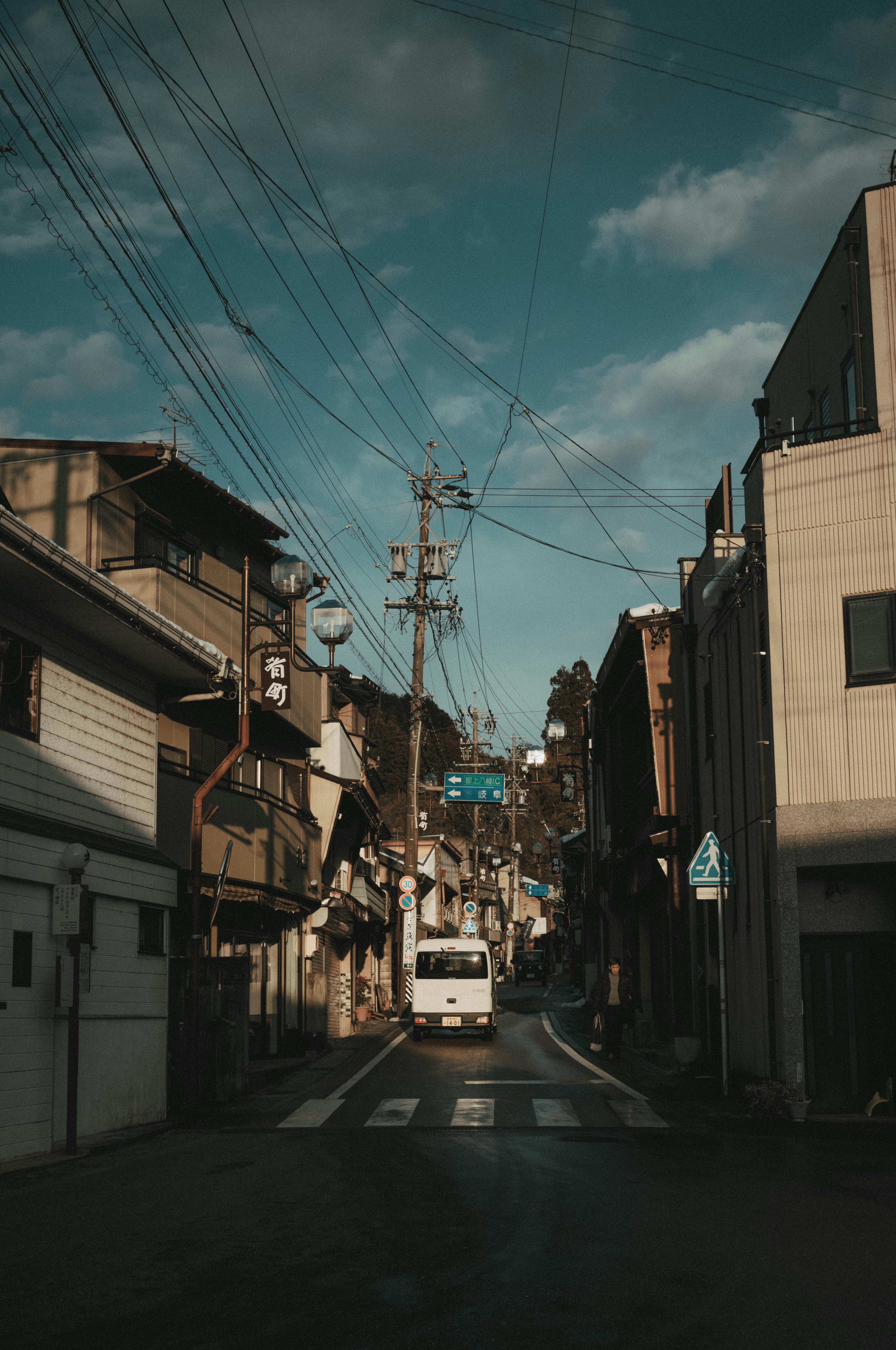 calle con edificios a ambos lados y un coche en la vía