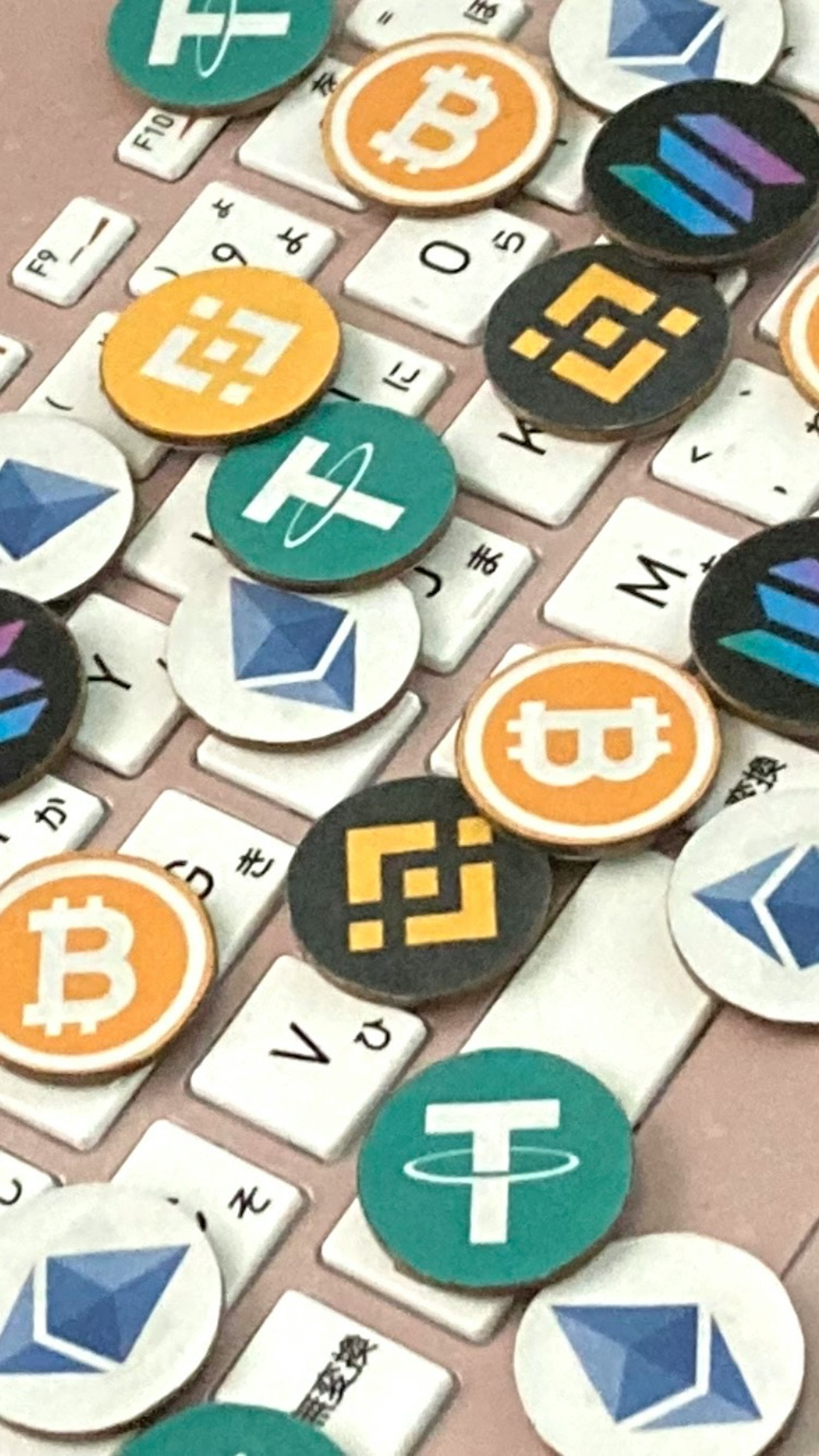 散落在鍵盤上的加密貨幣硬幣