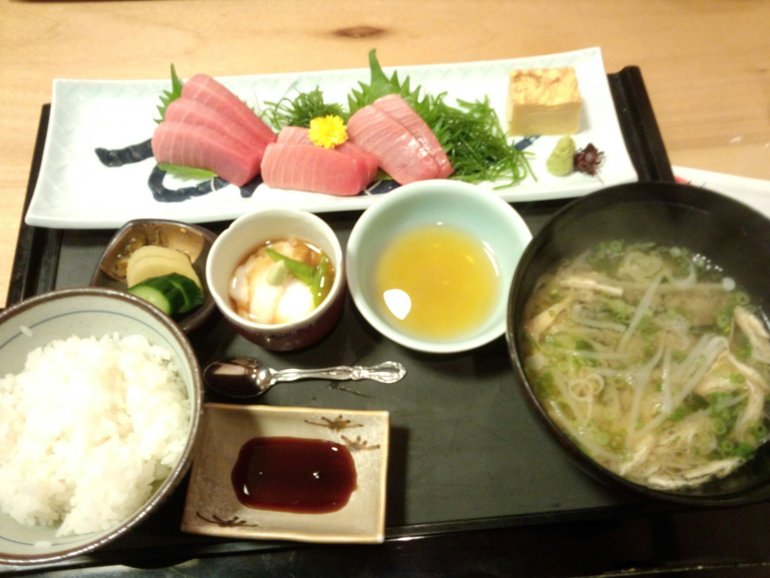 Pasto giapponese con sashimi fresco riso zuppa e dessert
