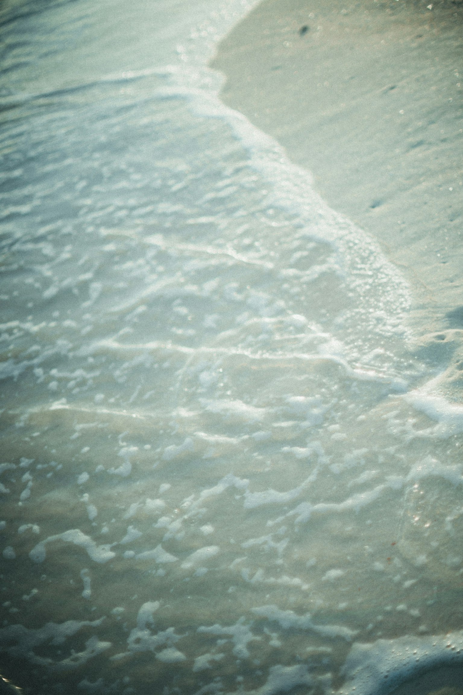 Onde che si infrangono dolcemente su una spiaggia di sabbia