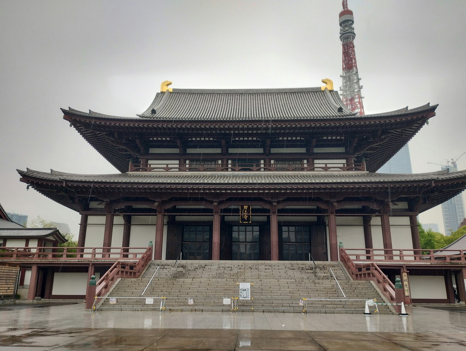 東京塔附近的歷史寺廟外觀
