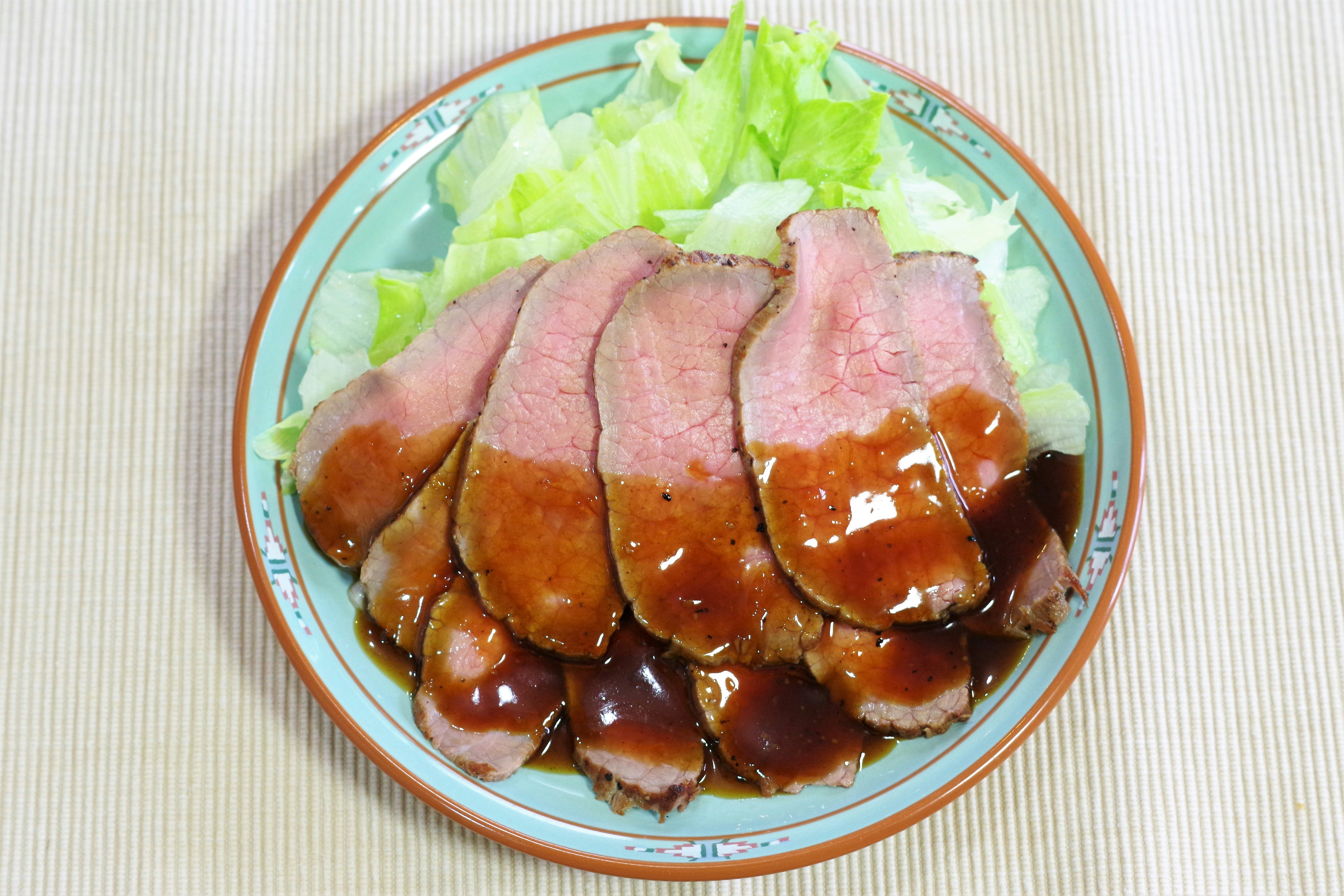 盤中淋醬烤豬肉