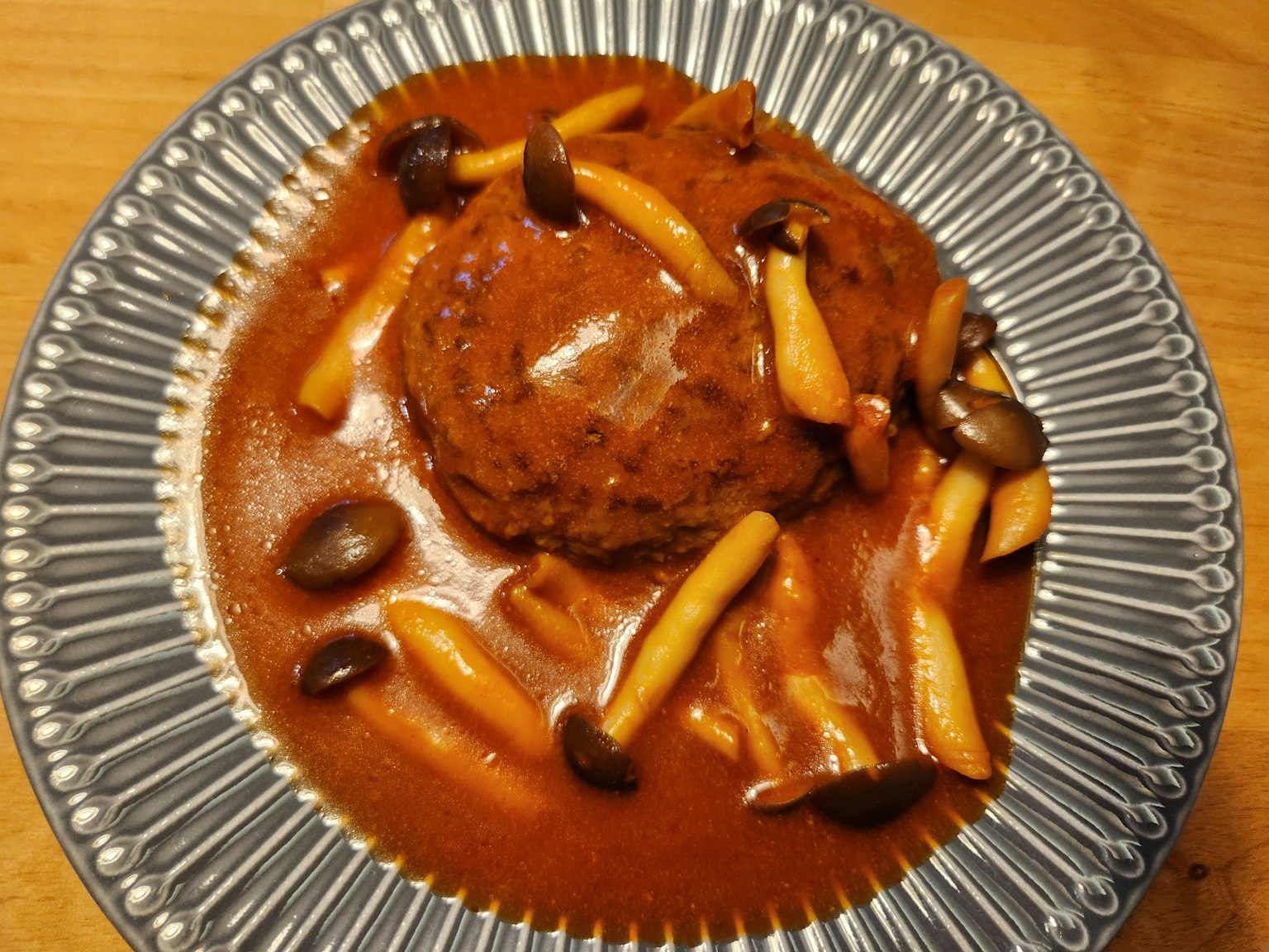 Assiette de steak de Salisbury avec sauce et légumes