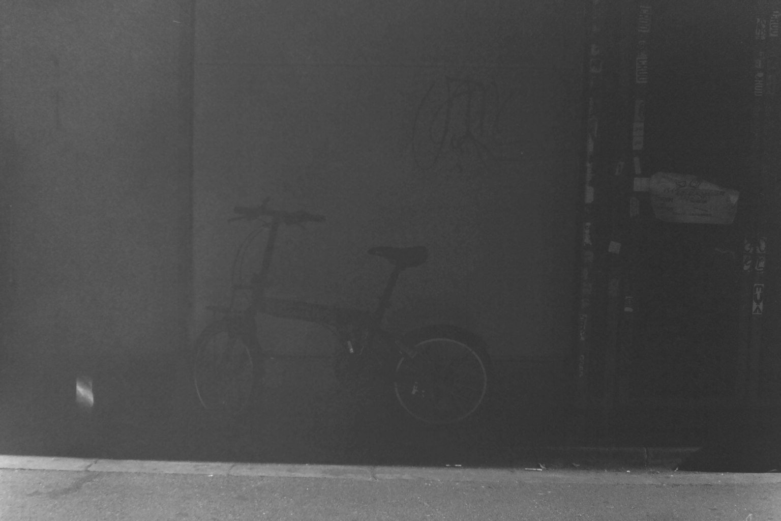 昏暗背景中的自行車輪廓