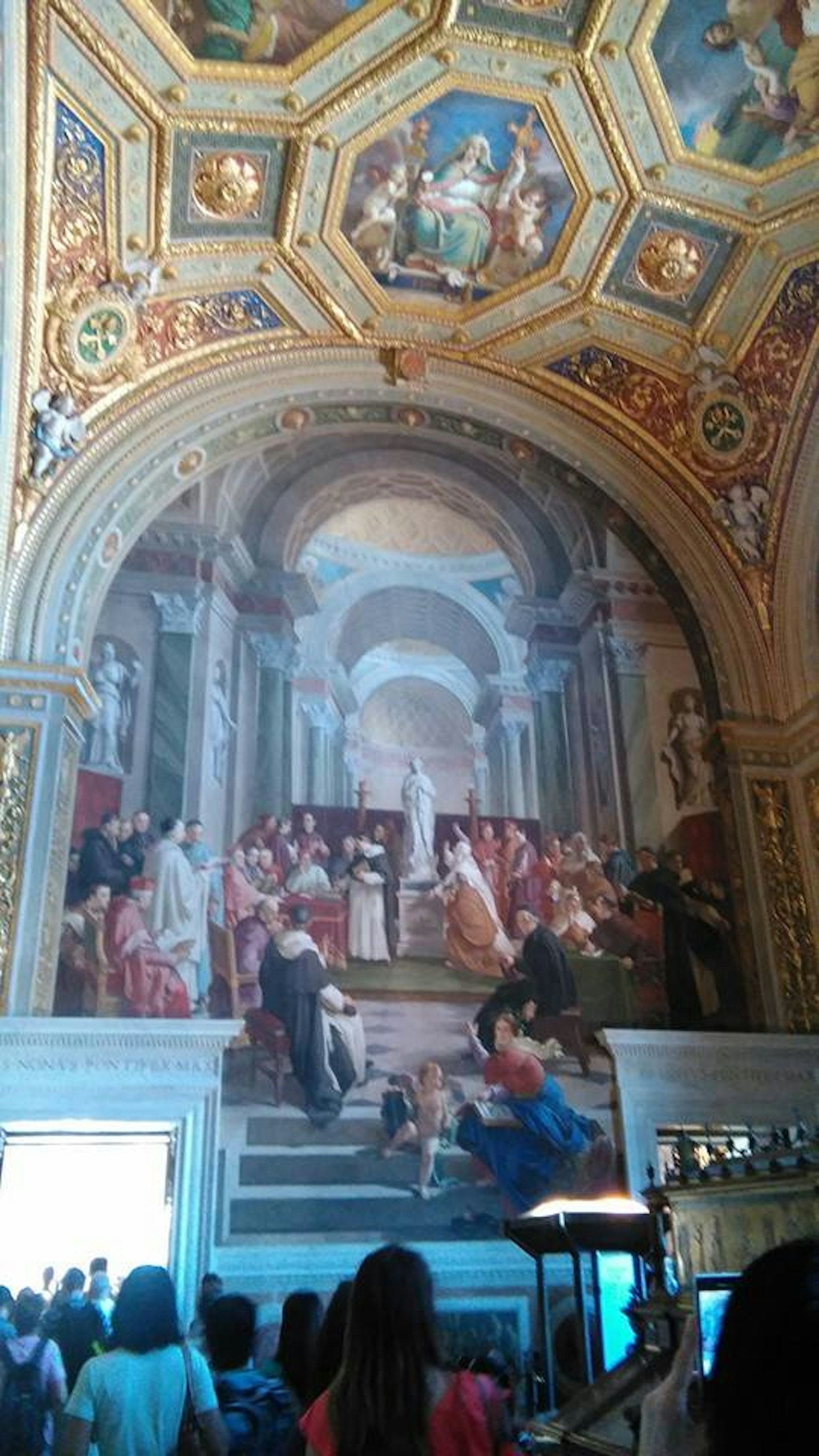 Pengunjung mengagumi mural di Kapel Sistina Vatikan