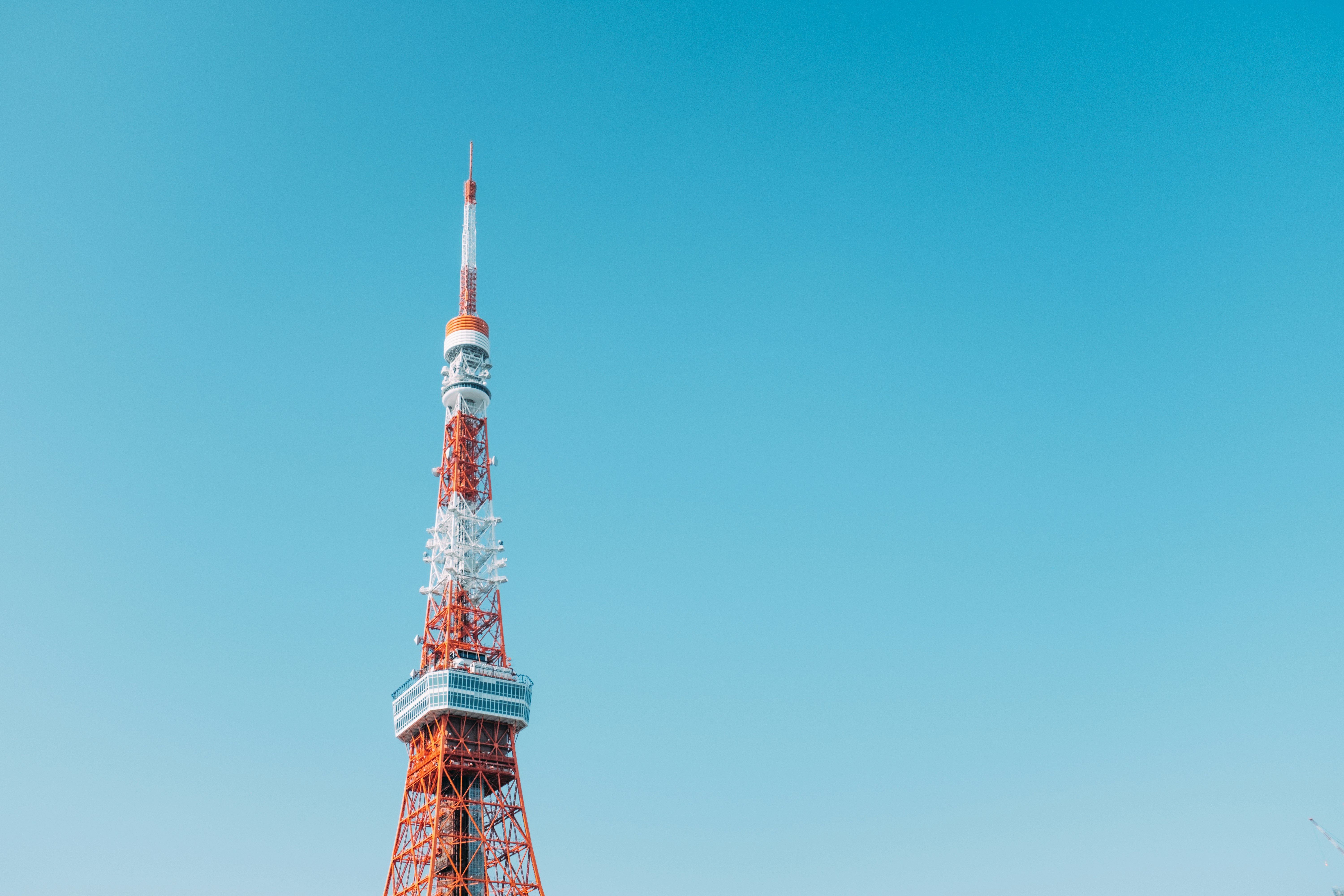 晴朗蓝天下的东京晴空塔通信塔