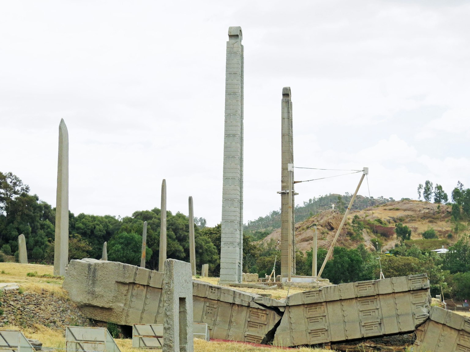 Paisaje con estructuras de concreto en ruinas y altos pilares