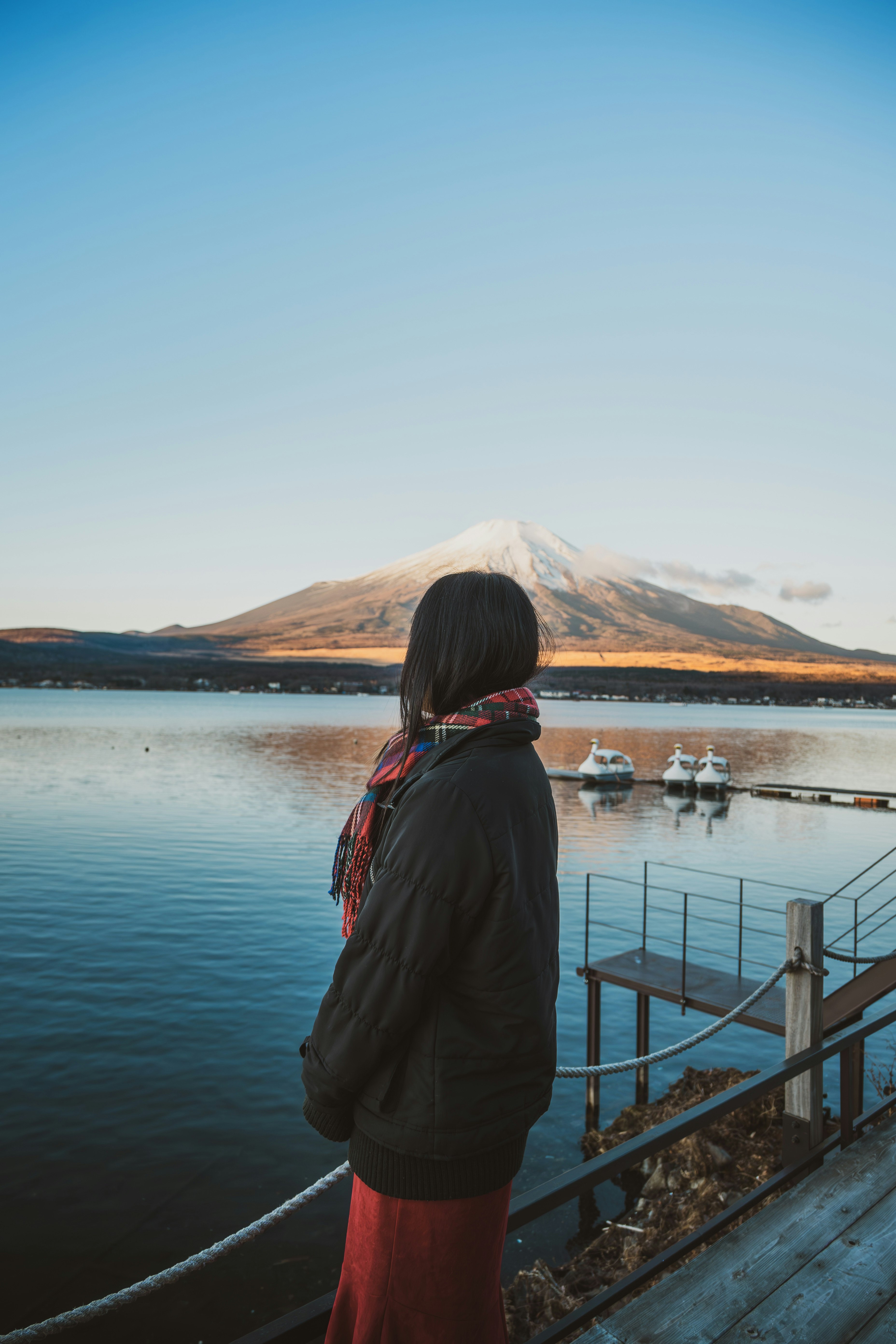 山中湖畔で富士山を望む後ろ姿のポートレート