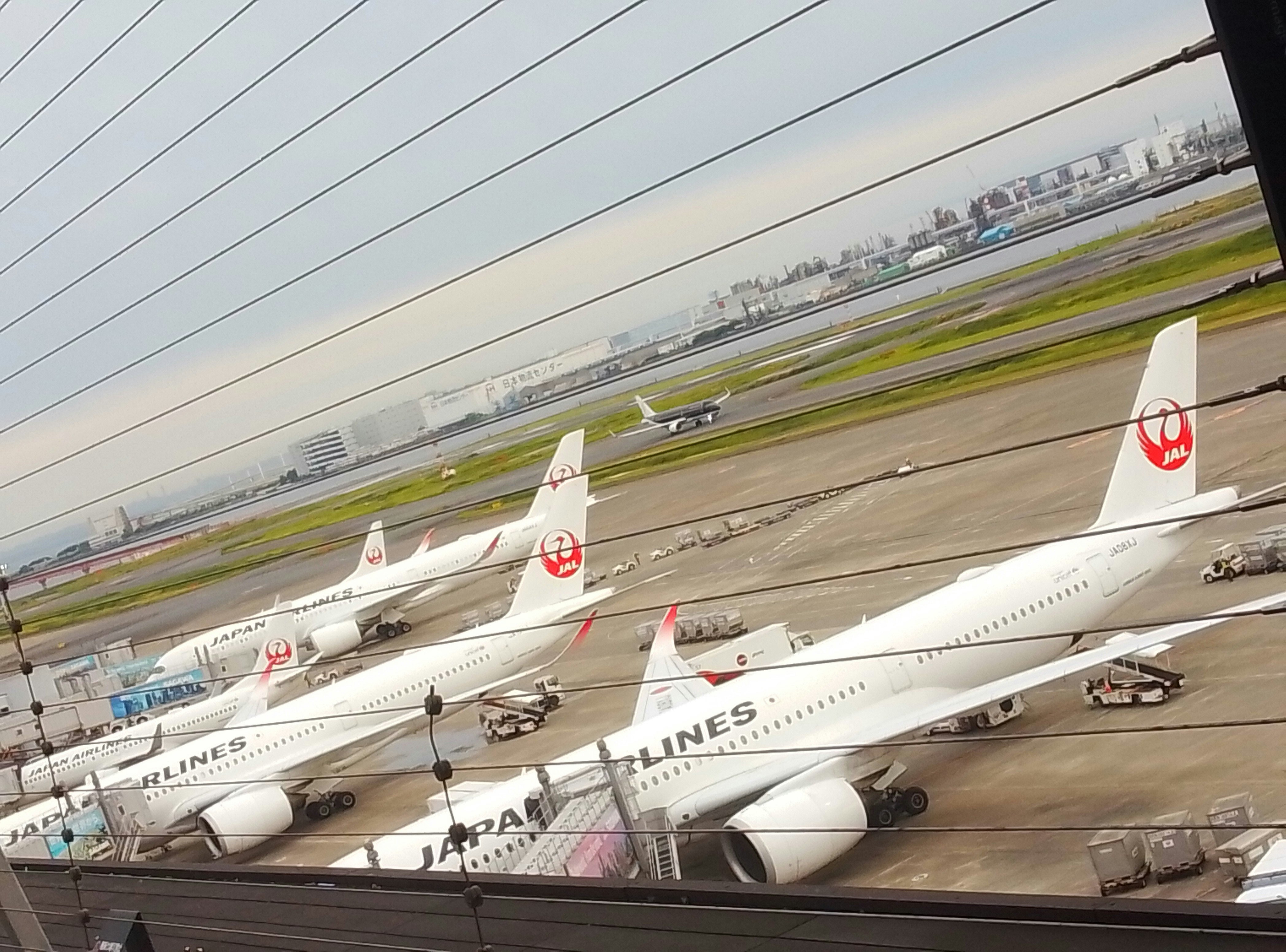 Passagierflugzeuge in einer Reihe auf der Startbahn des Flughafens Haneda