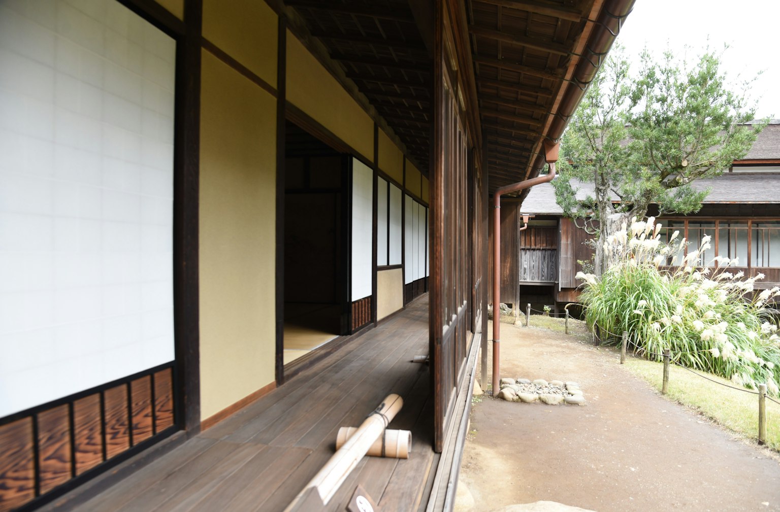 Außenansicht eines traditionellen japanischen Hauses mit einem breiten Flur und Garten
