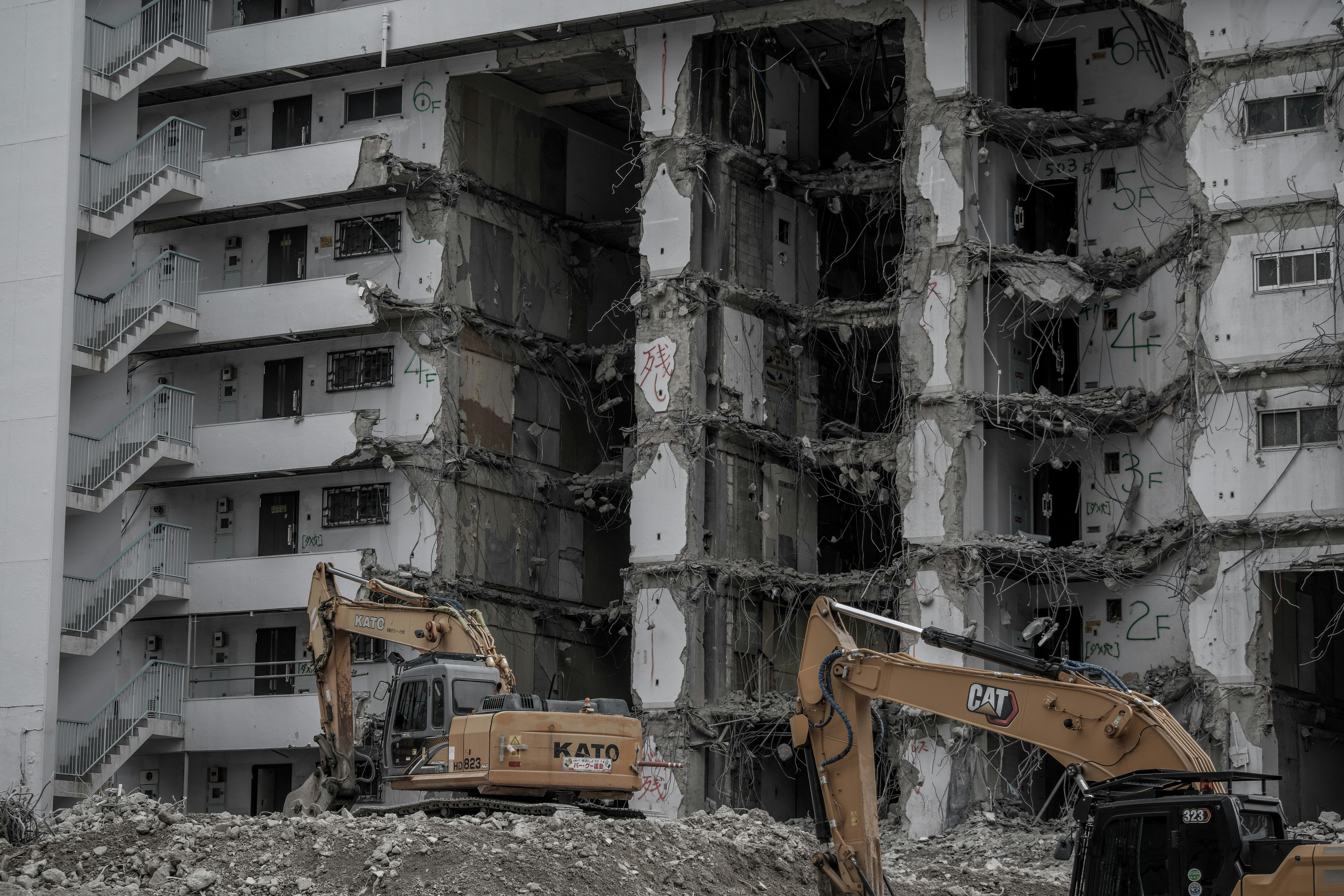 解体中の集合住宅の外壁と重機