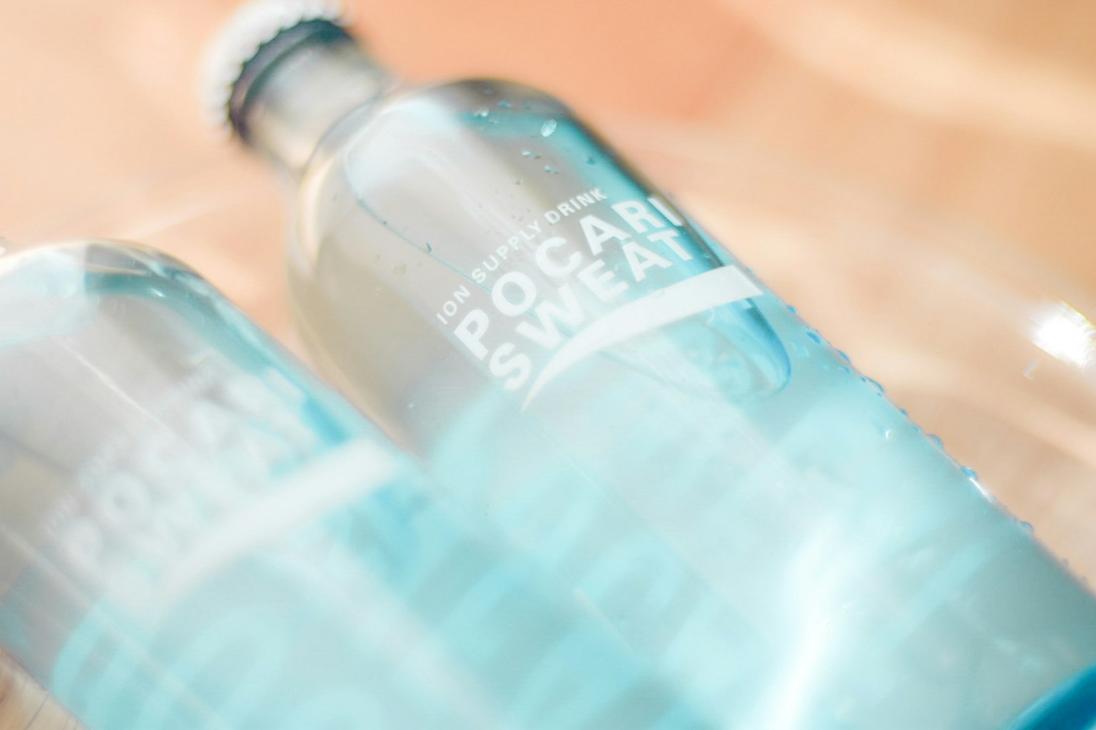 ขวดน้ำสีฟ้า Pocari Sweat สองขวด