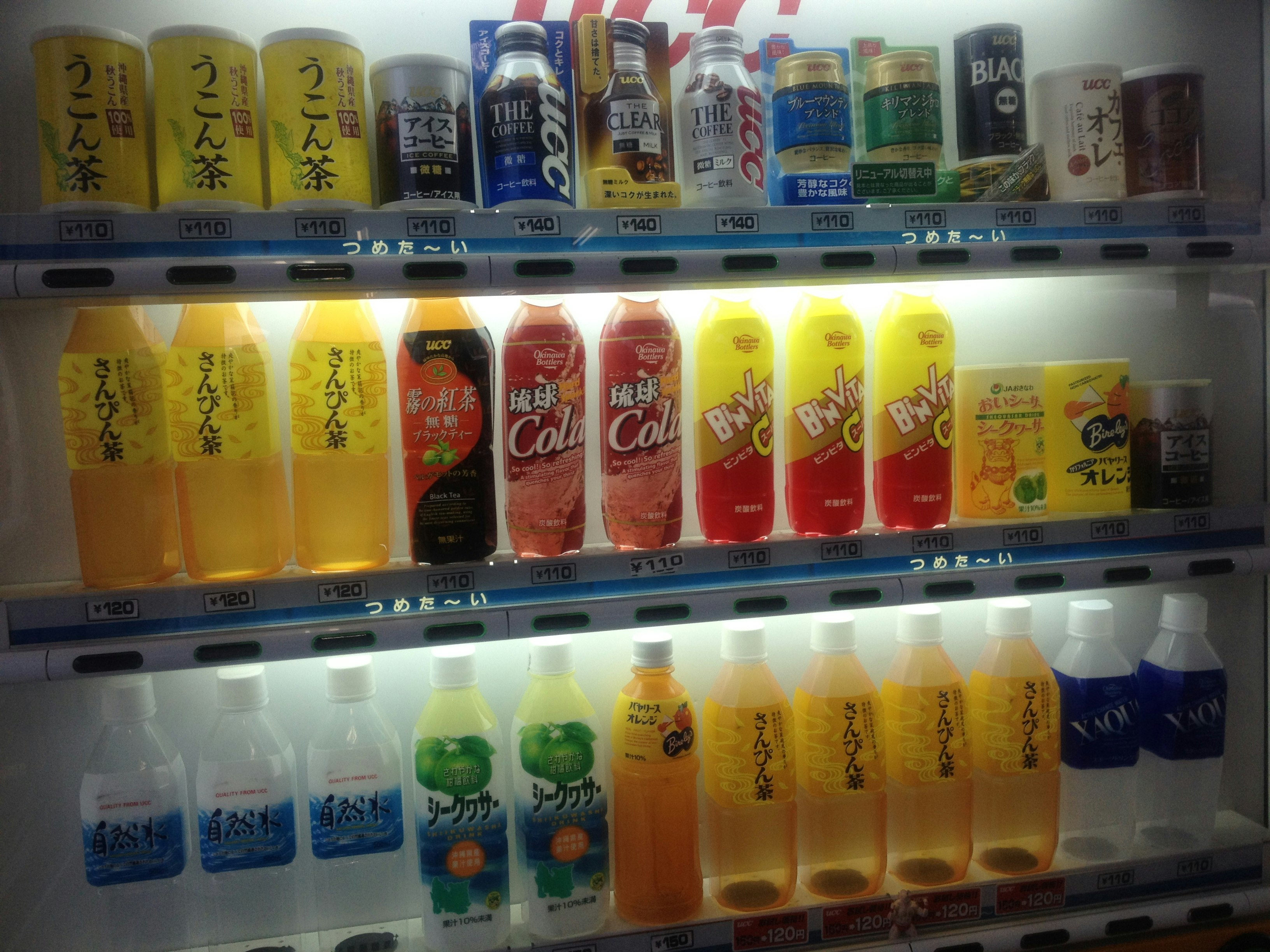 貨架上陳列的罐裝與瓶裝飲料