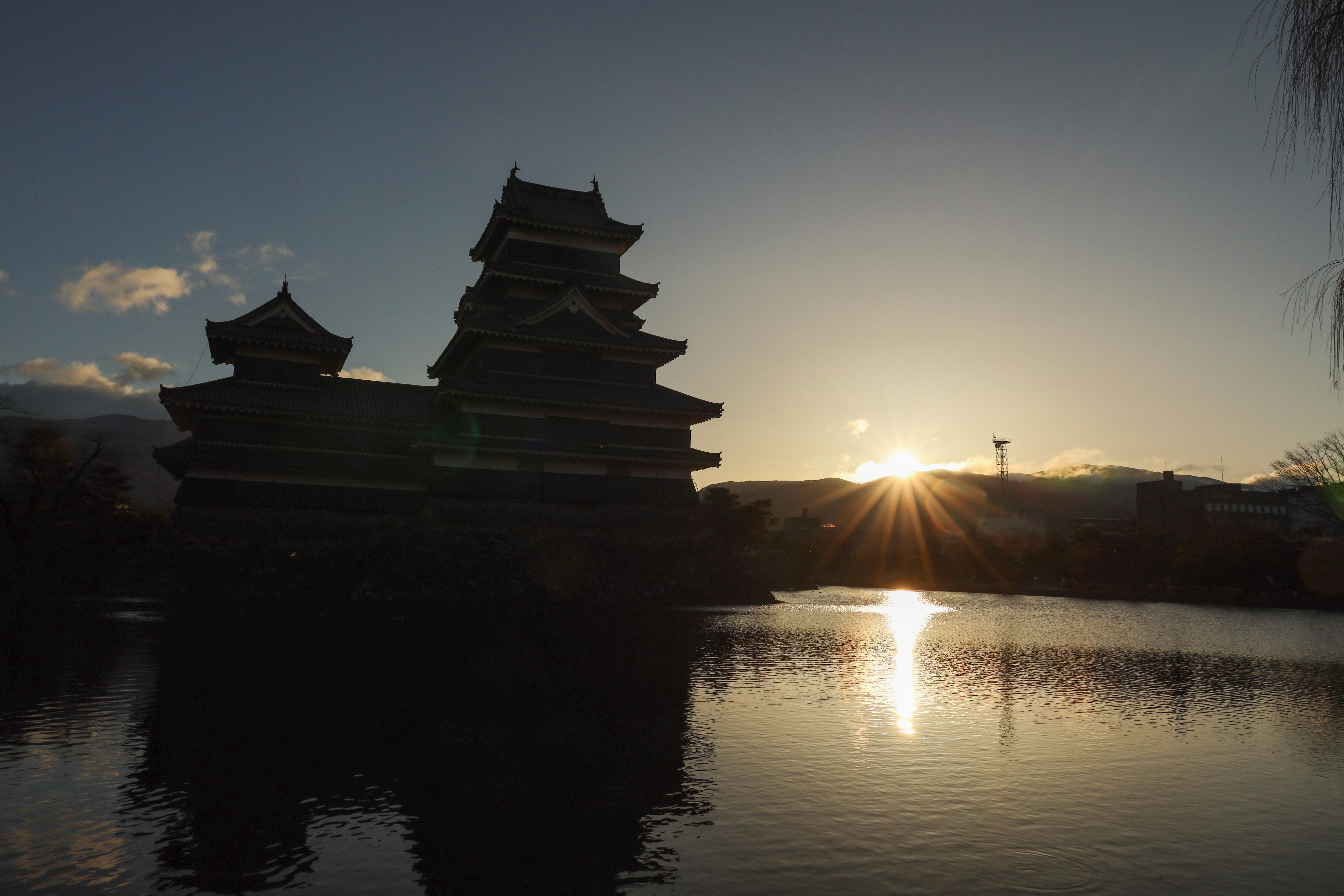 alba sul castello di Matsumoto con riflessi sul fiume