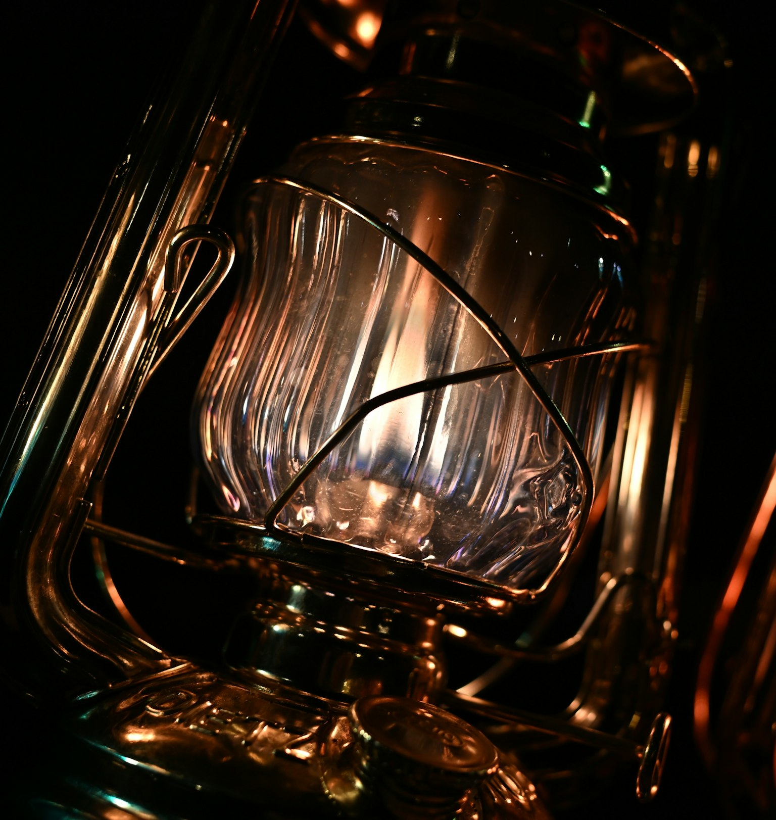 美しいガラスのランプの内部の詳細が見える画像