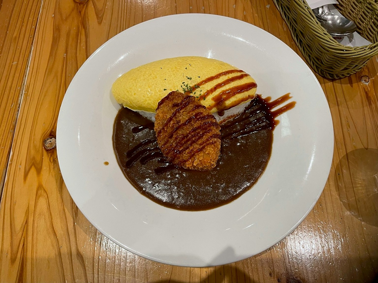 맛있는 접시 위에 옥수수 퓨레와 소스가 뿌려진 튀긴 치킨이 있습니다