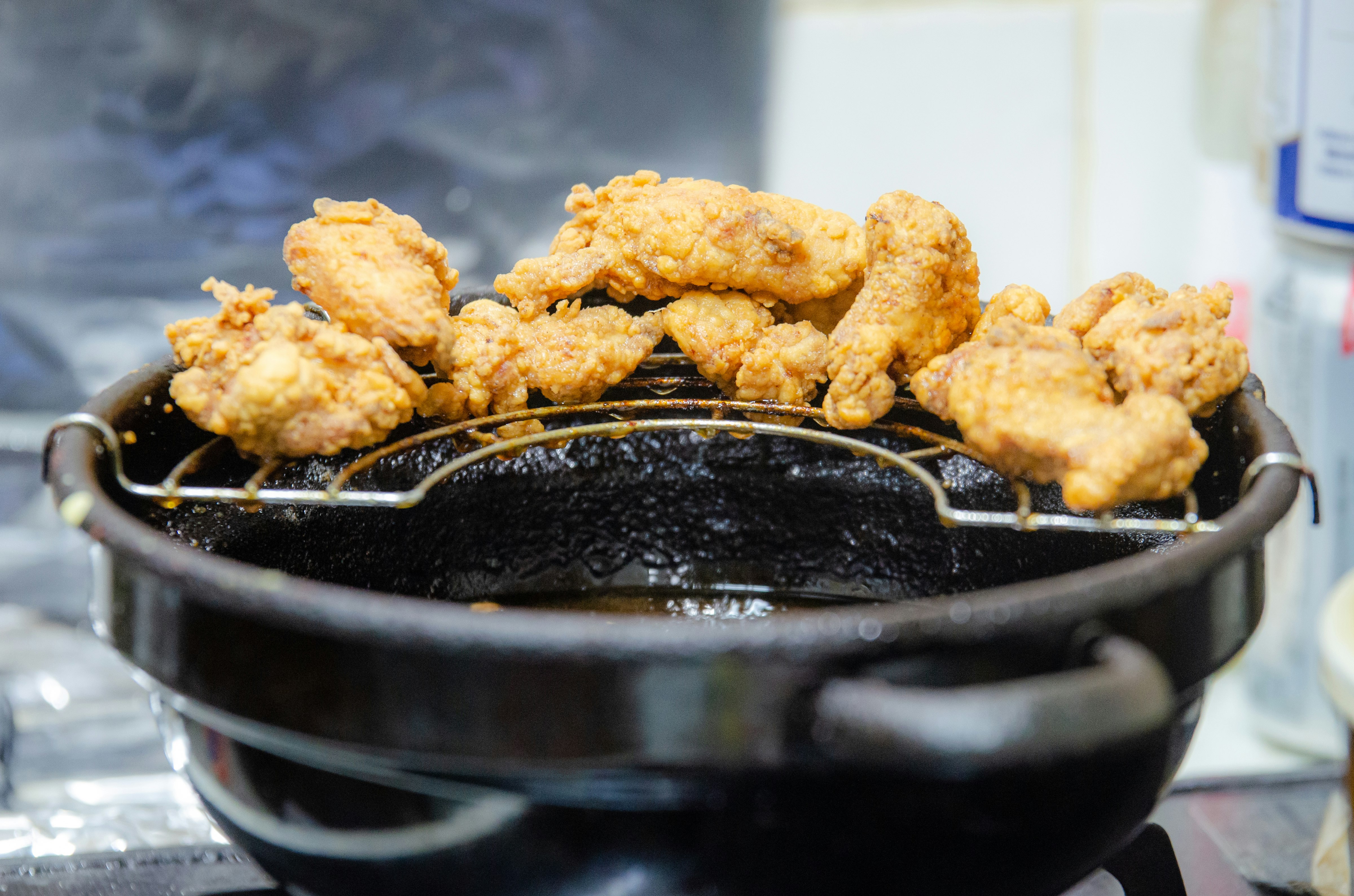 大锅里盛着现炸鸡块