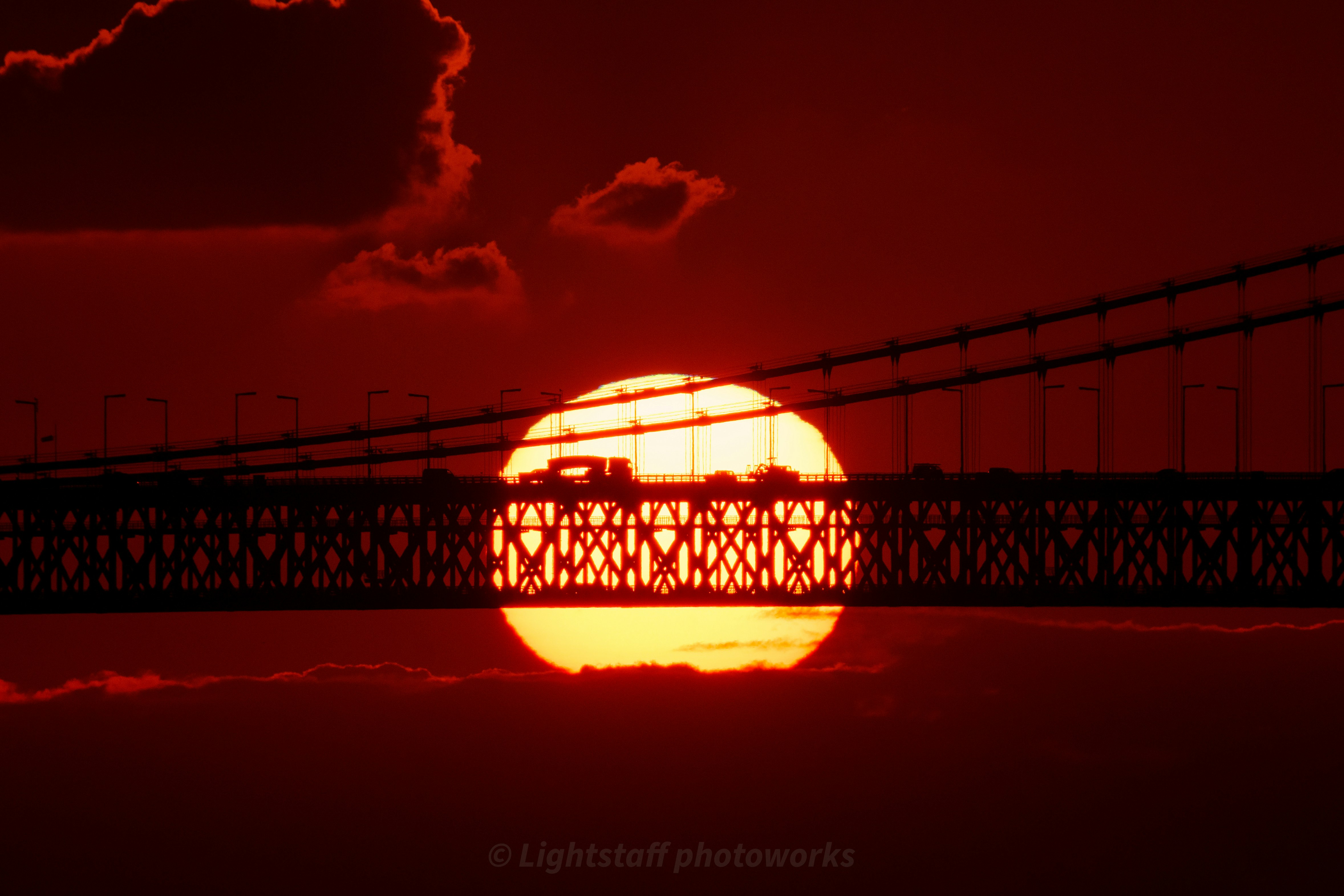 明石海峡大橋の夕景に浮かぶ橋のシルエット「画像」
