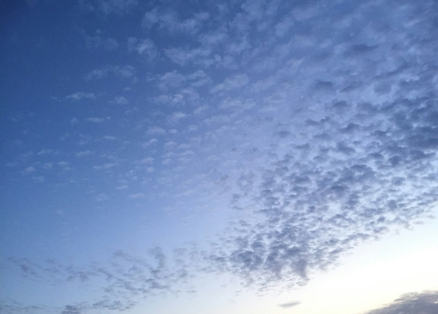 Pola awan tipis di langit biru