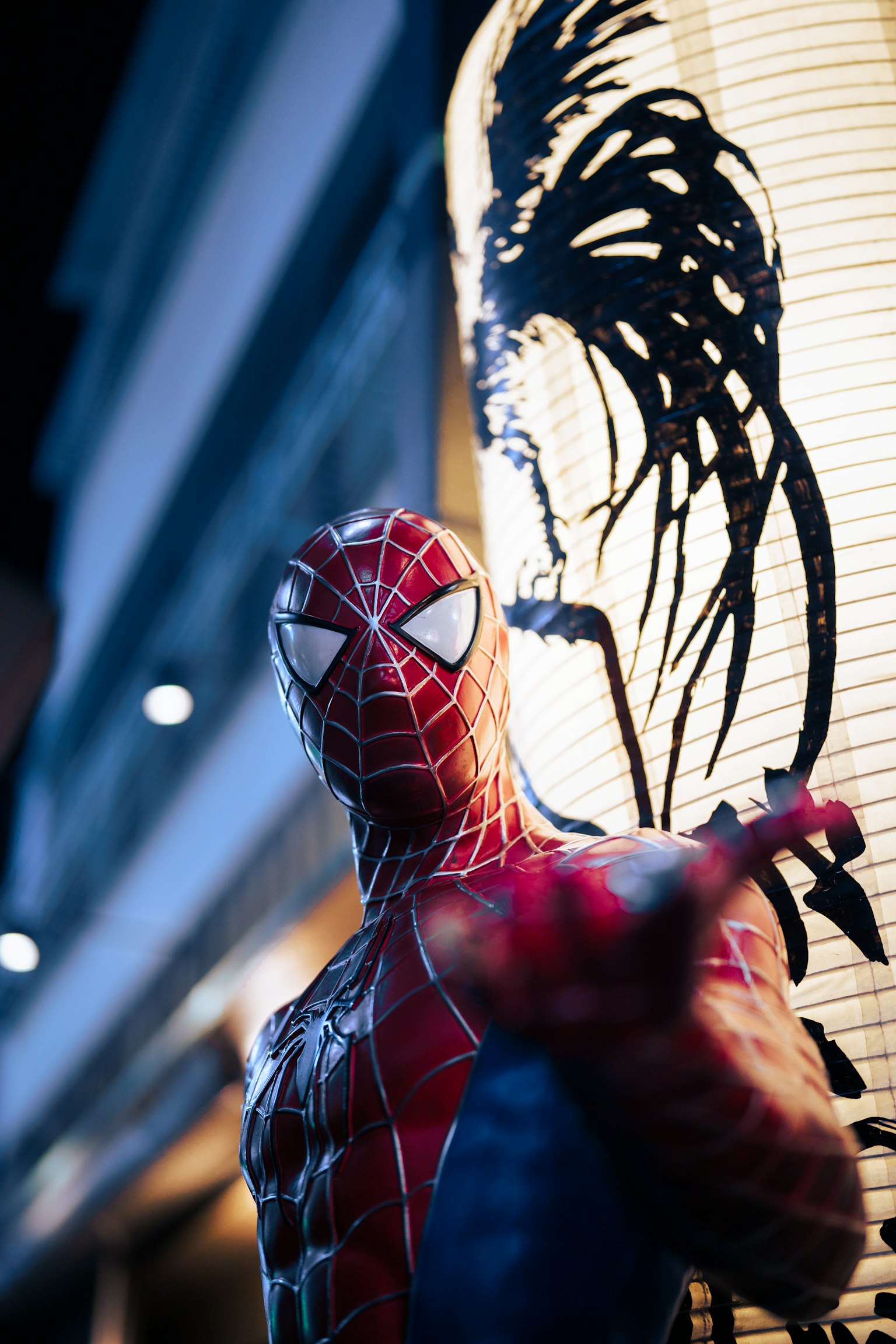 Spider-Man posiert in einer nächtlichen Umgebung mit einer traditionellen japanischen Laterne im Hintergrund