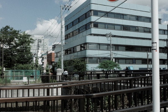 玻璃办公楼与高架结构的城市景观