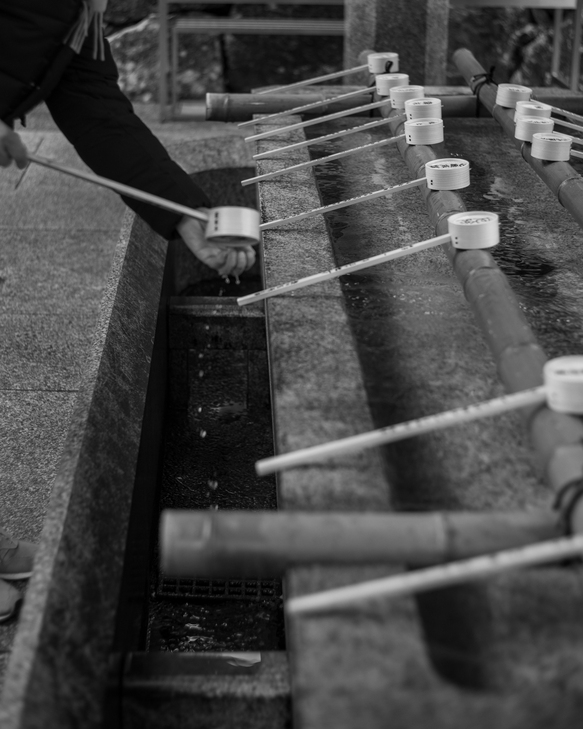 神社の手水舎で柄杓と水を清める作法