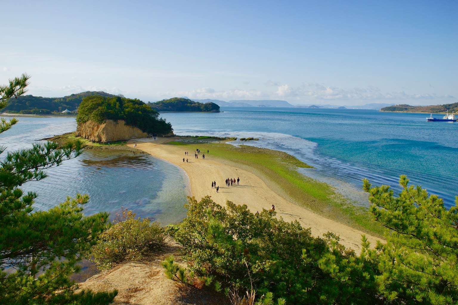 Garis pantai yang indah dengan orang-orang yang berjalan