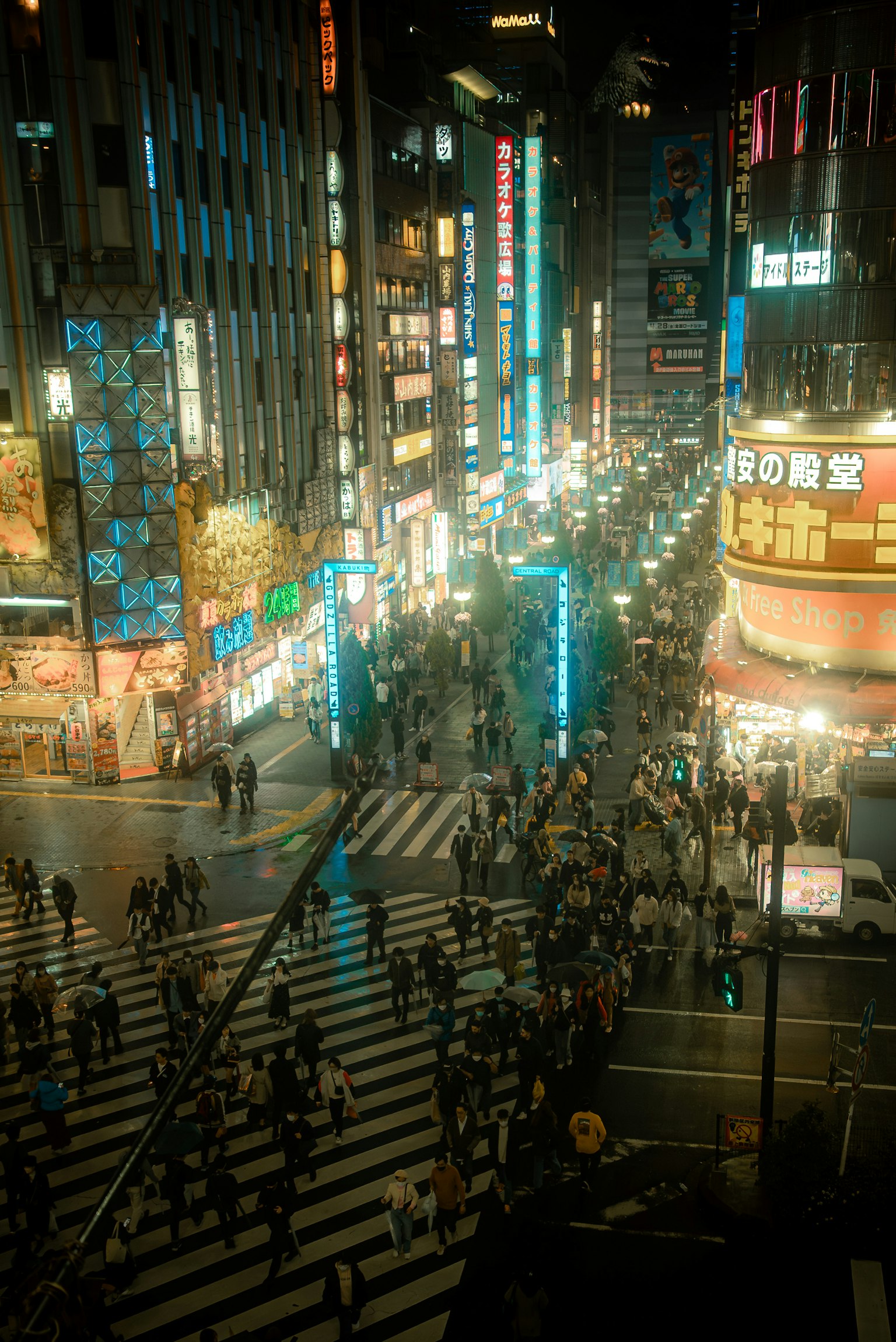 东京繁华街道的夜景 人群穿过交叉路口 发光的霓虹灯招牌