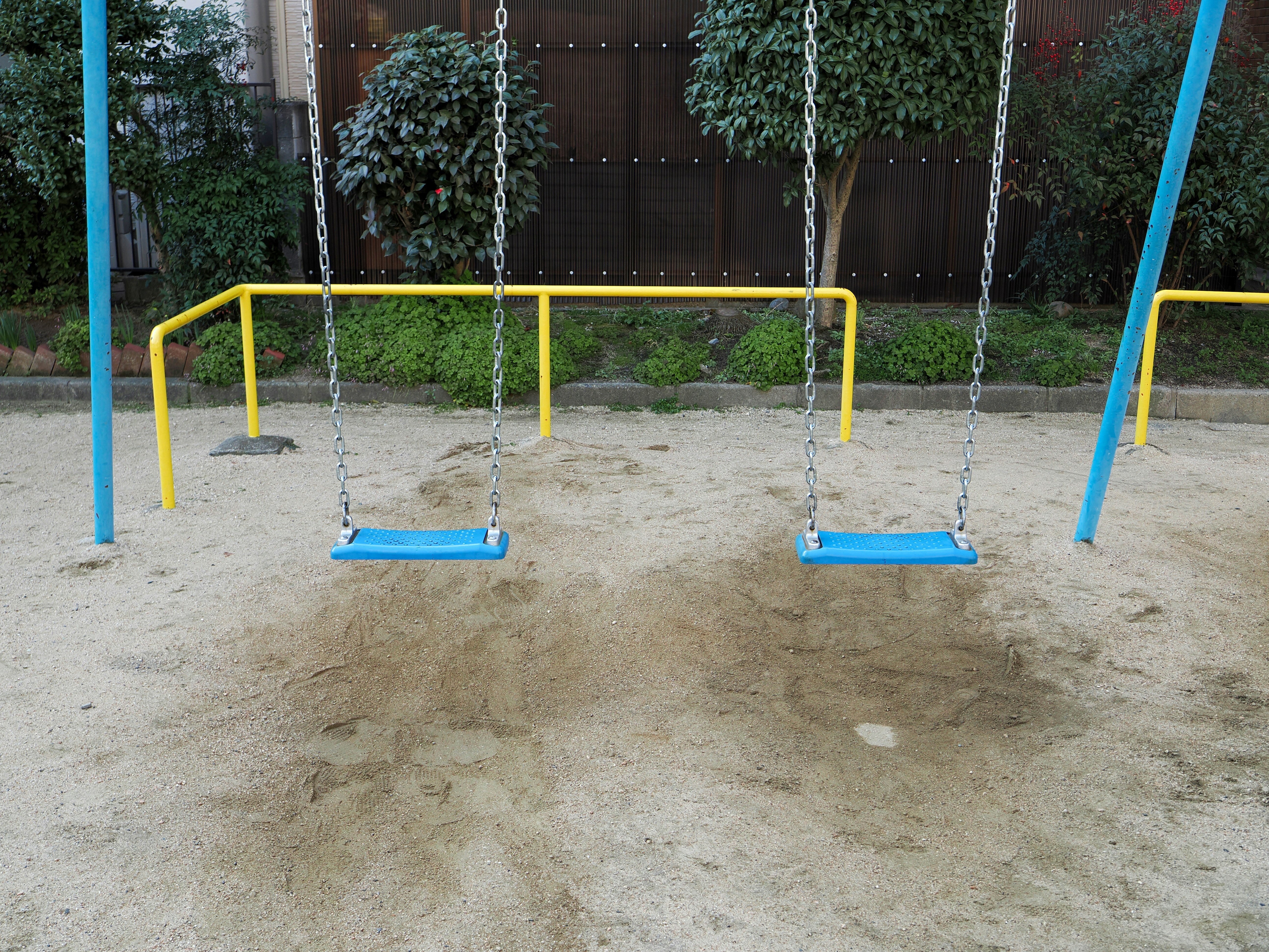 屋外のブランコが並ぶ遊具スペース